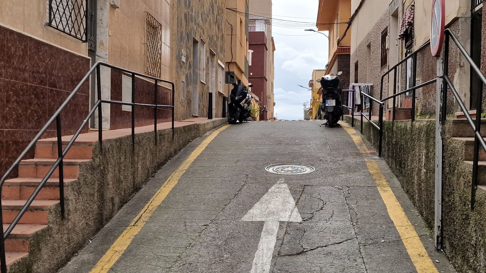 La calle Miquel de Lara se encuentra abierta al tráfico rosado desde este martes