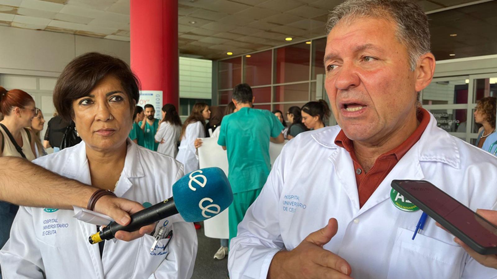 El presidente del Sindicato Médico de Ceuta, Enrique Roviralta, responde a la prensa junto a la delegada de la asociación MUD, Kumari Nanwani