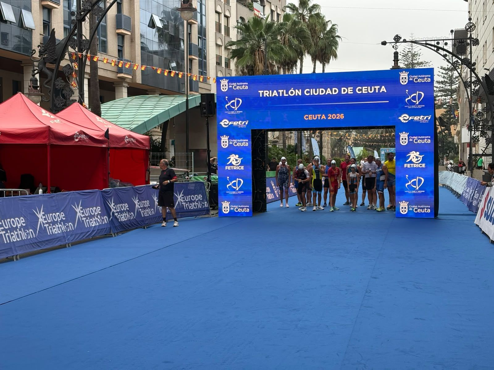 Los aficionados al triatlón en Ceuta se reúnen para participar en el Acuatlón Popular 'Juan Mur' y en la Phoenix Kids Triathlon