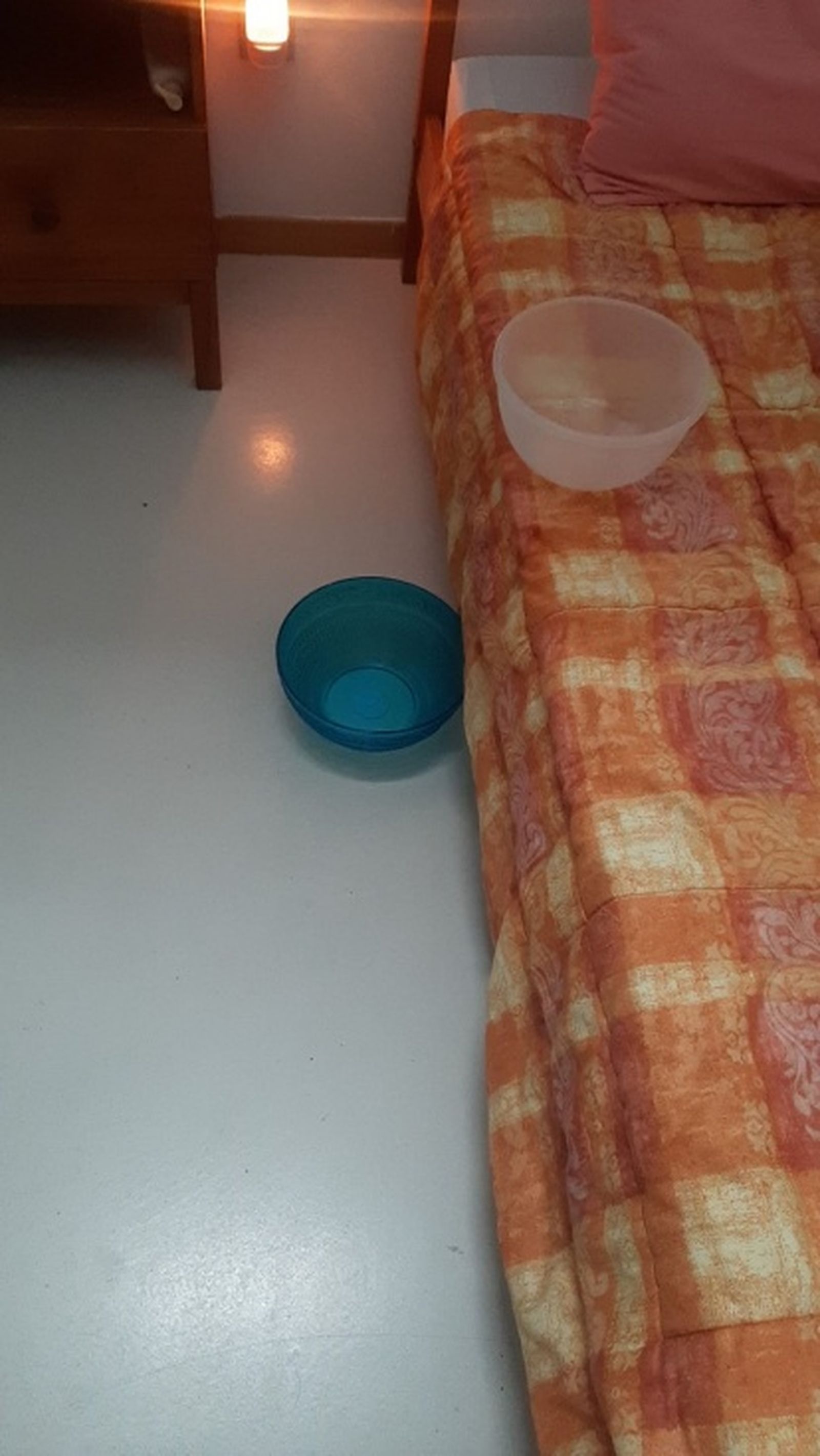 Cubos de plásticos dispuestos por los residentes en sus habitaciones por las goteras. / FOTO CEDIDA