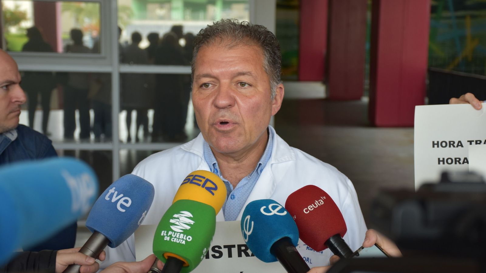 Enrique Roviralta comparece durante la concentración de los médicos de HUCE con motivo de la huelga nacional por el estatuto propio