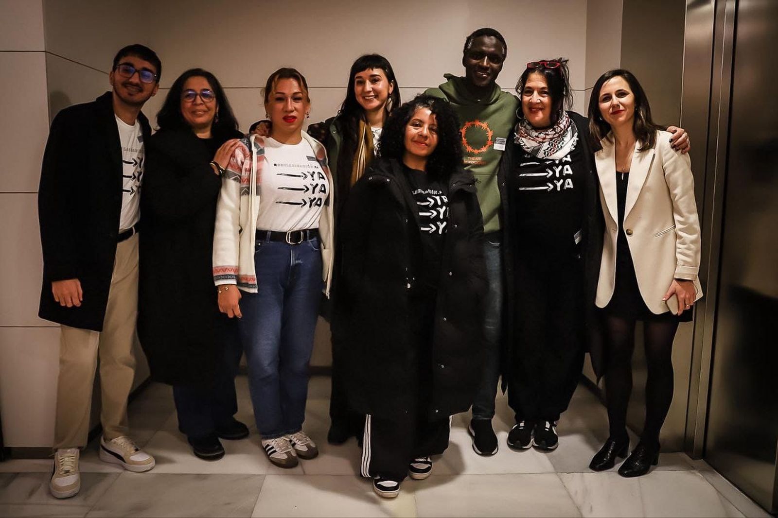 Miembros de Regularización Ya junto a la secretaria general de Podemos, Ione Belarra.