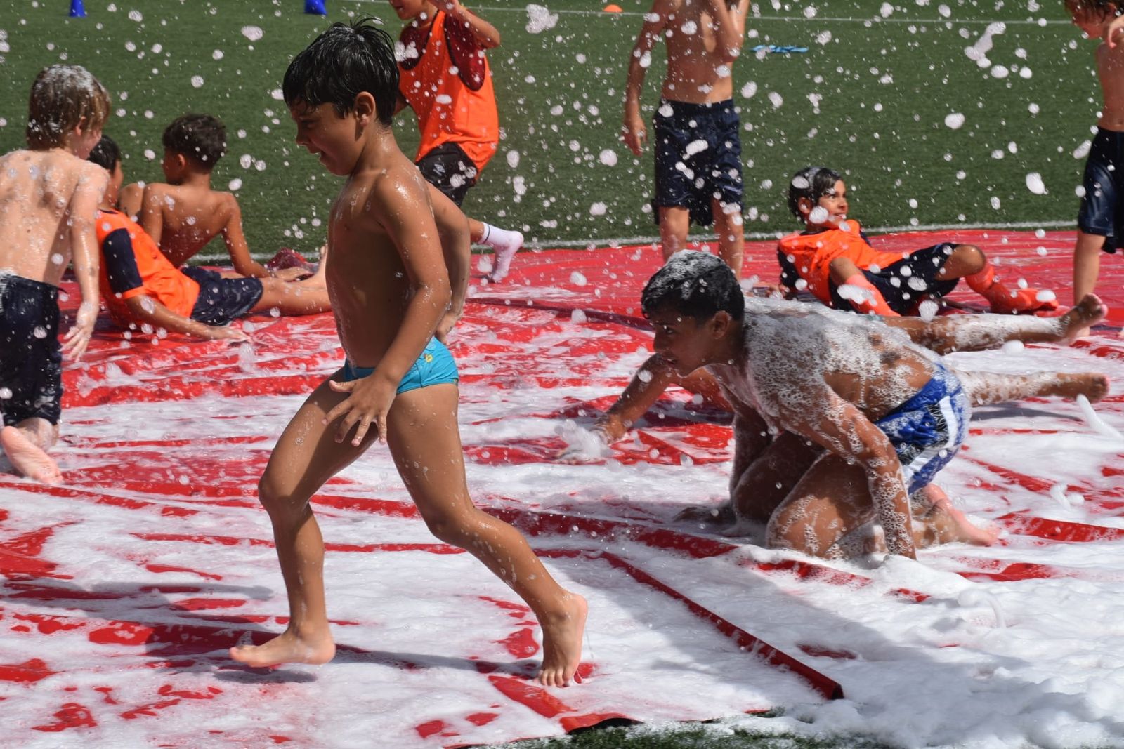Fiesta de deporte, espuma y convivencia en el Campus de Verano ‘Emilio Cózar’