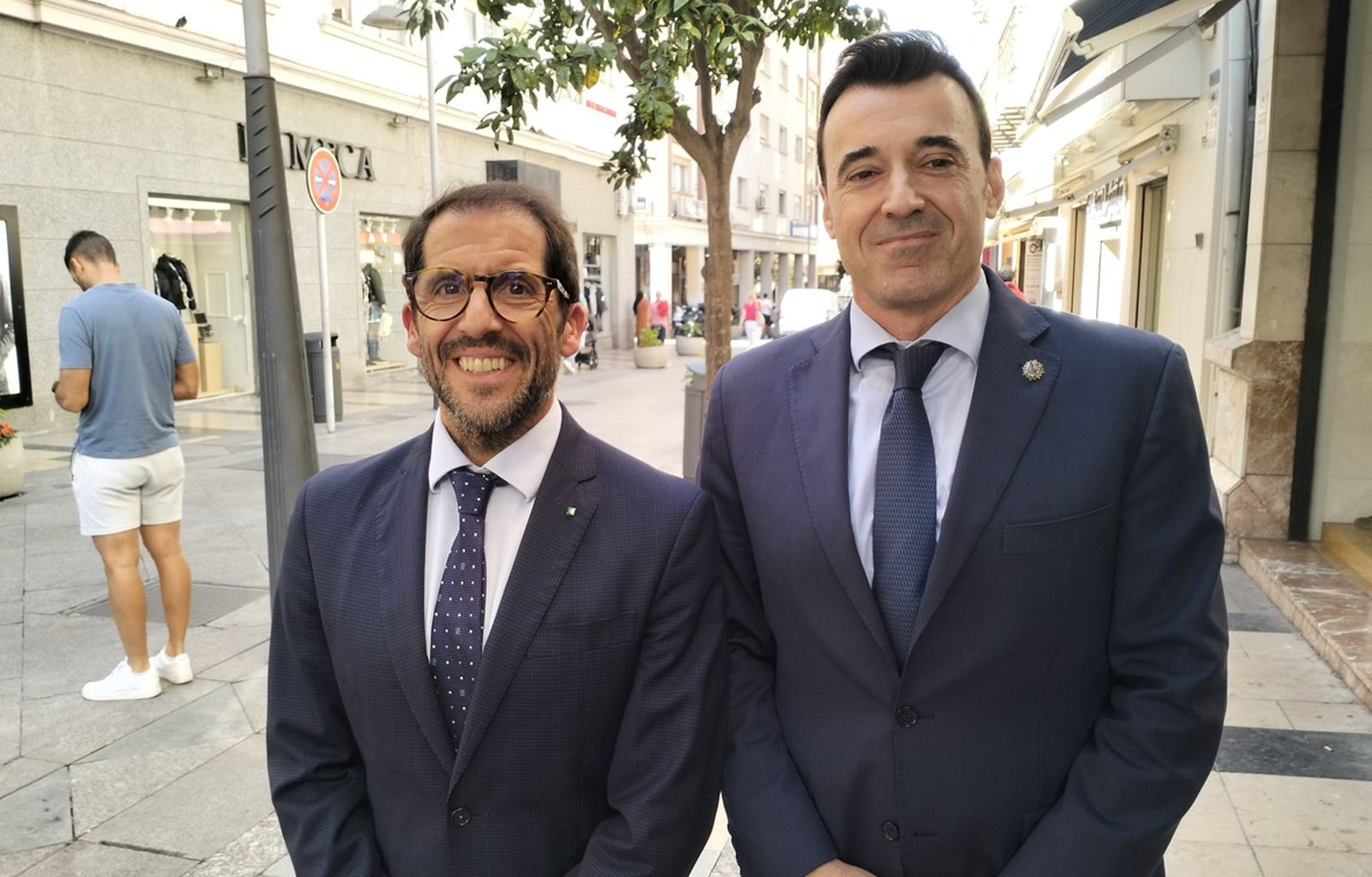 Manuel Ridruejo (derecha), junto al registrador Jorge Alonso, antes del inicio de la reunión de la Junta Territorial