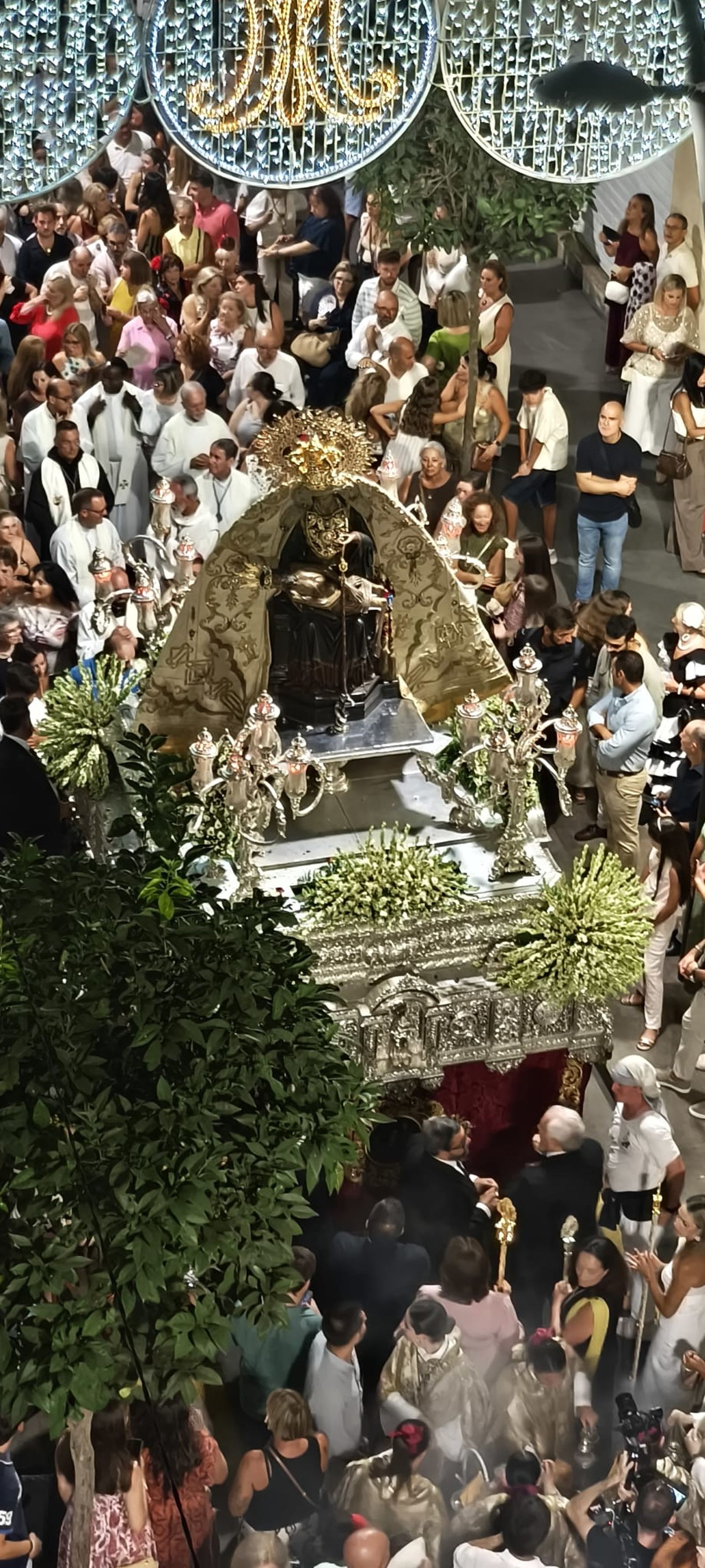 La Virgen de África emociona a Ceuta en una procesión para la historia