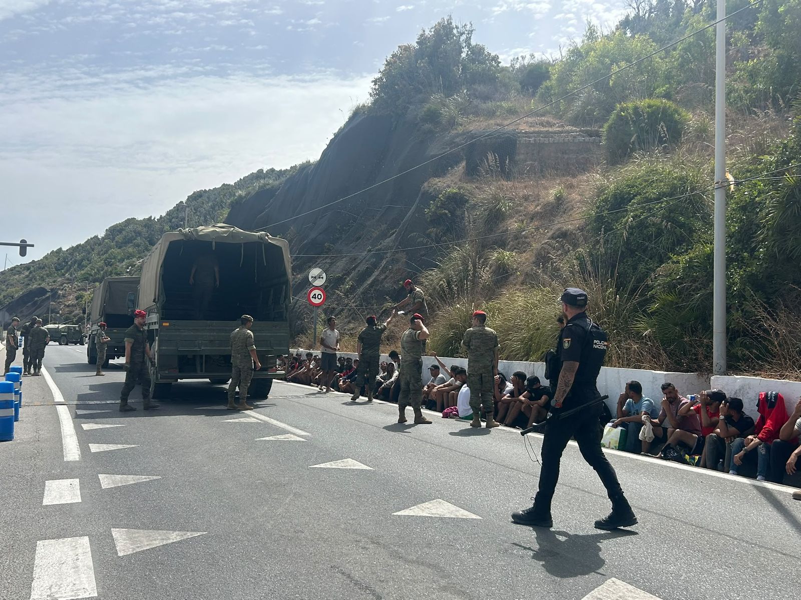 El Ejército transporta a centenares de migrantes desde las barriadas de Ceuta de vuelta a la frontera