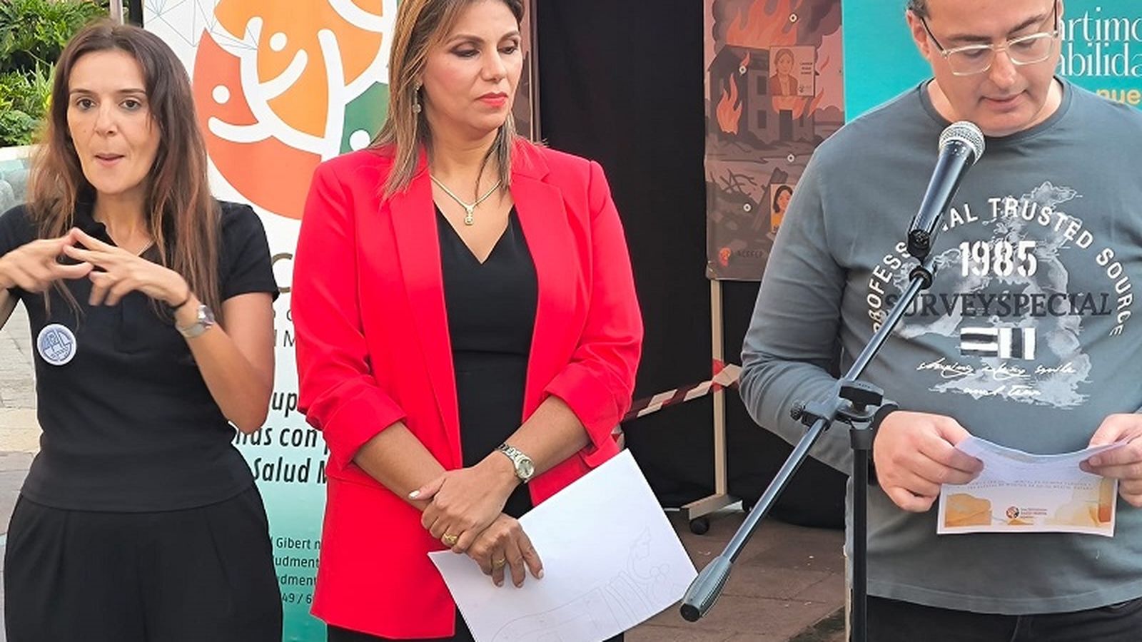 El usuario de ACEFEP a cargo de la lectura del manifiesto junto a la consejera El usuario de ACEFEP a cargo de la lectura del manifiesto junto a la consejera