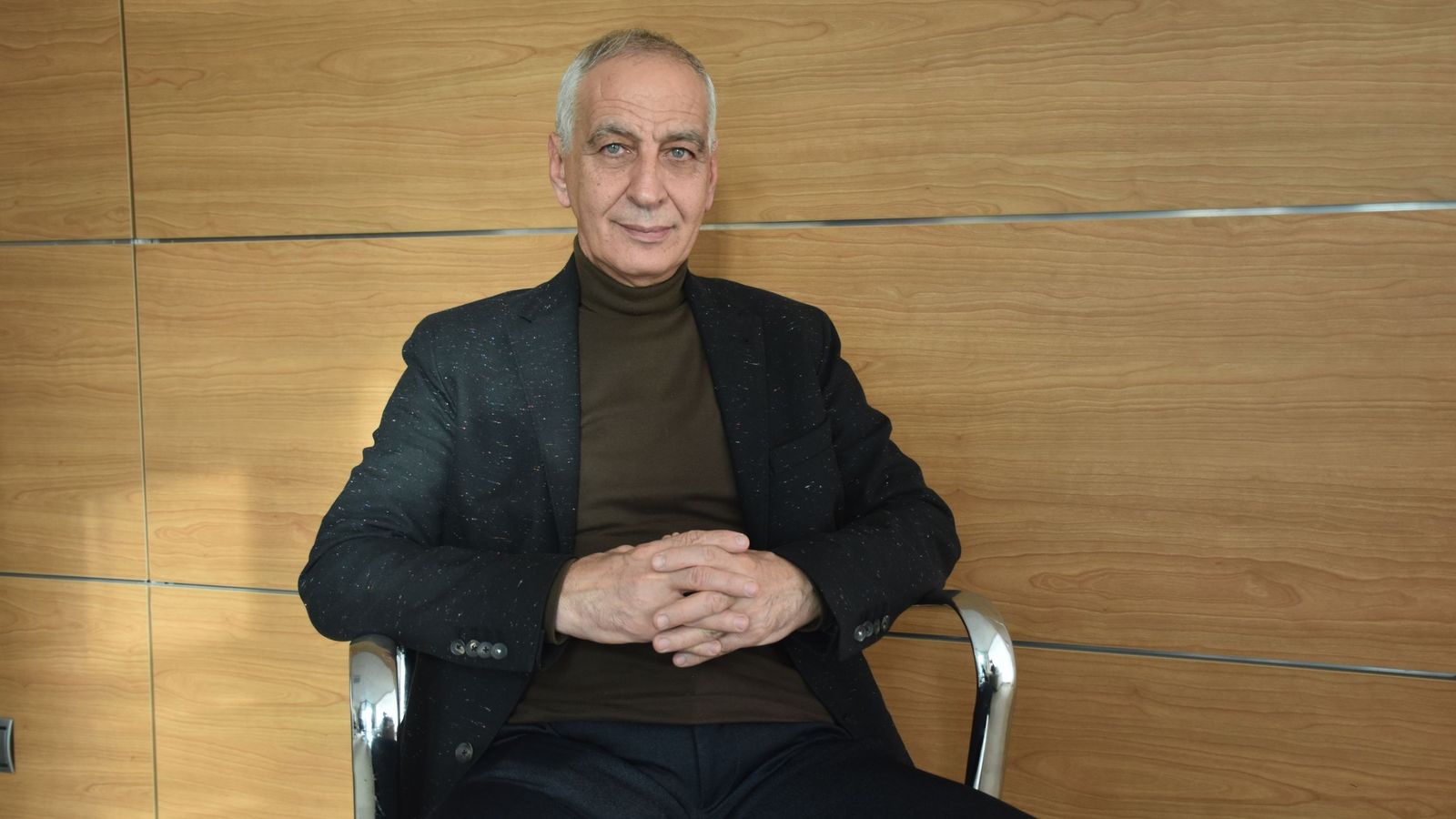 El senador de Ceuta por el PP, Abdelhakim Abdeselam, que fuera consejero de Sanidad cuando se elaboró el Atlas de Mortalidad, posa en la redacción de El Pueblo.