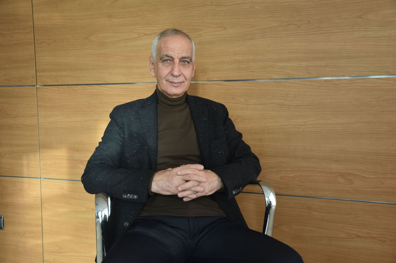 El senador de Ceuta por el PP, Abdelhakim Abdeselam, que fuera consejero de Sanidad cuando se elaboró el Atlas de Mortalidad, posa en la redacción de El Pueblo.