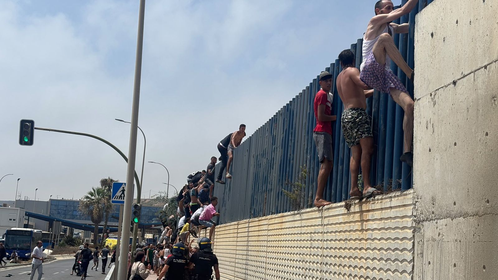 La Policía Nacional controla la seguridad en la frontera del Tarajal por la entrada masiva