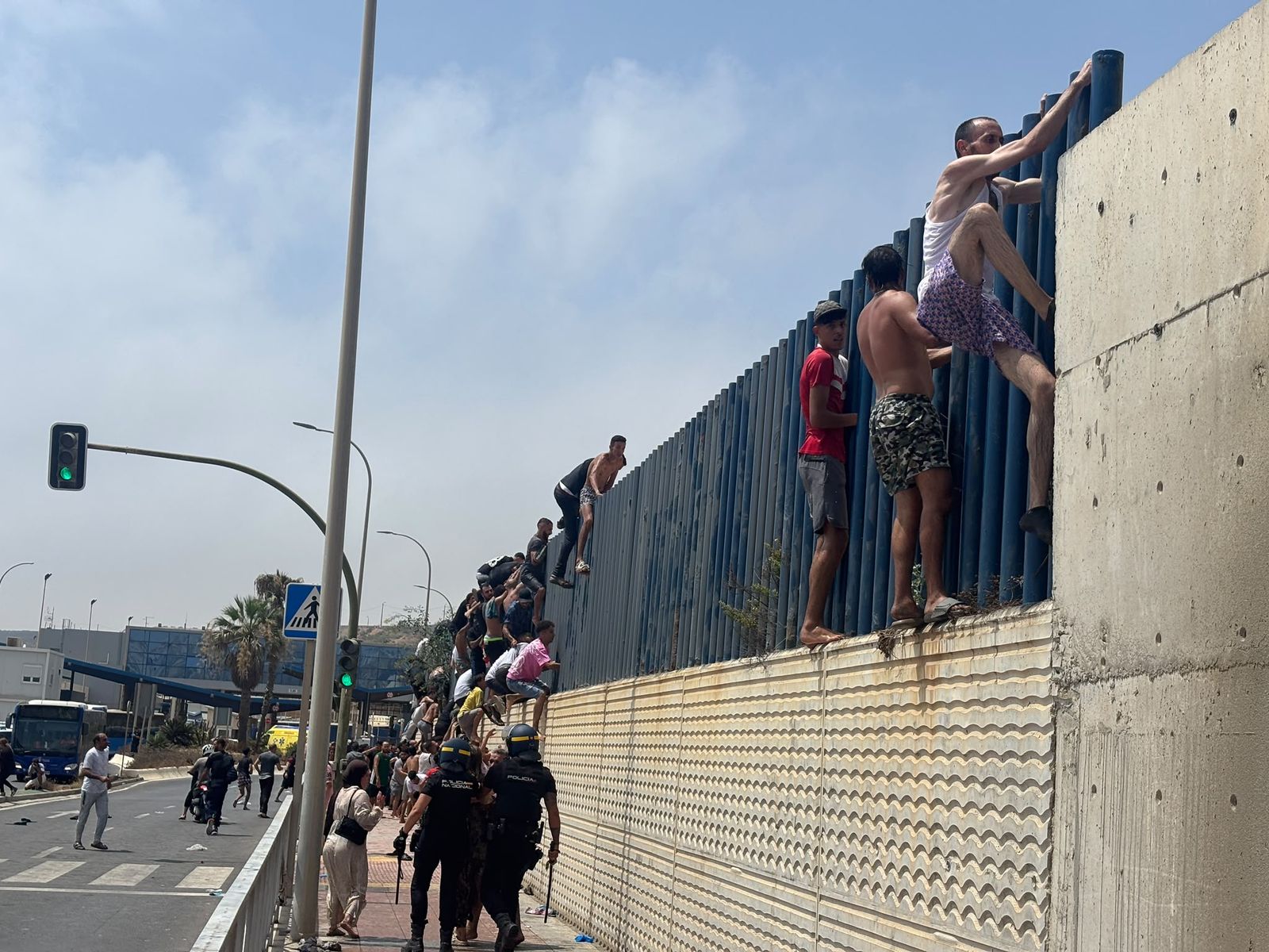 La Policía Nacional controla la seguridad en la frontera del Tarajal por la entrada masiva