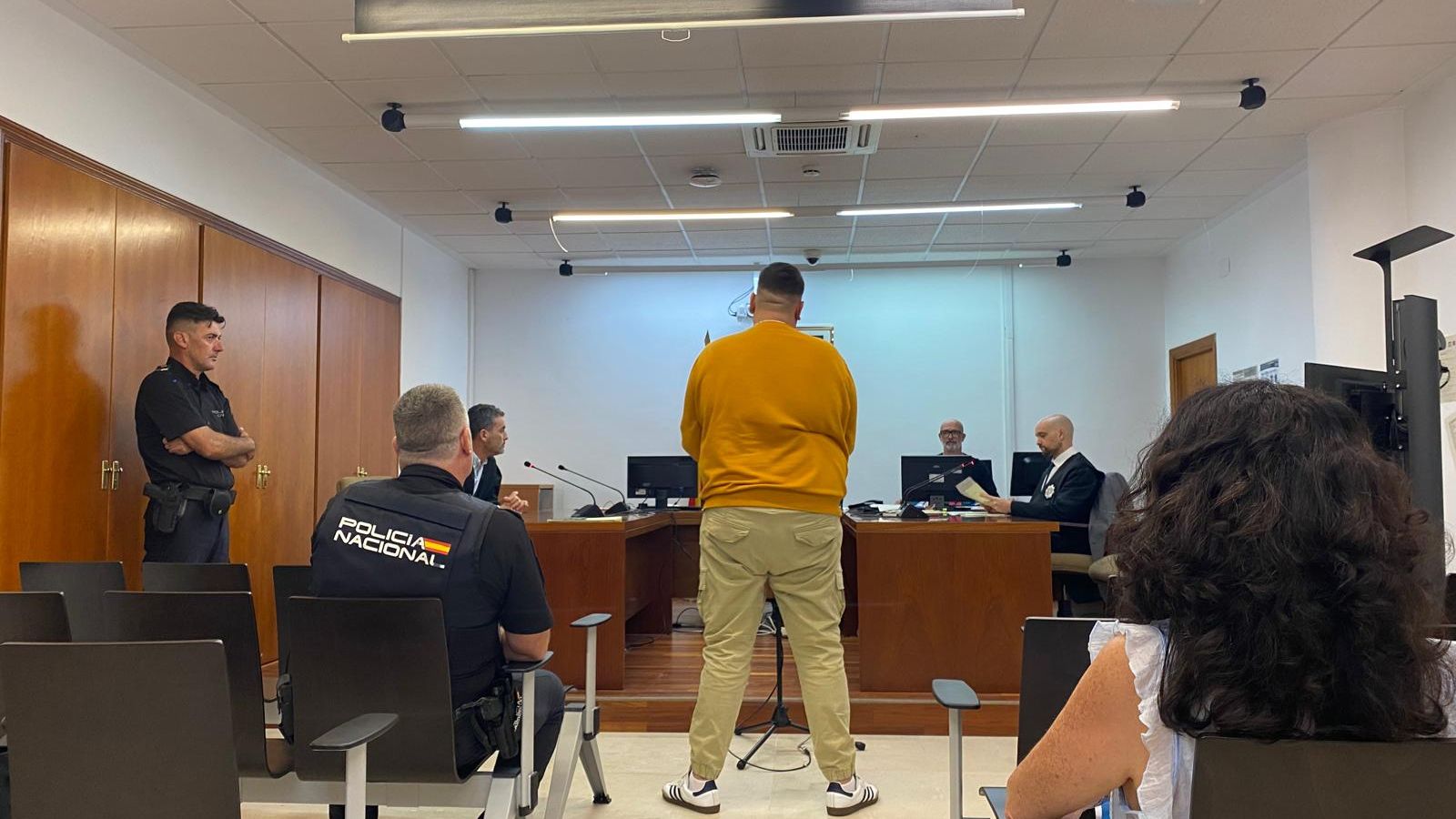 R.G.I. comparece esposado en el Juzgado de lo Penal. R.G.I. comparece esposado en el Juzgado de lo Penal.