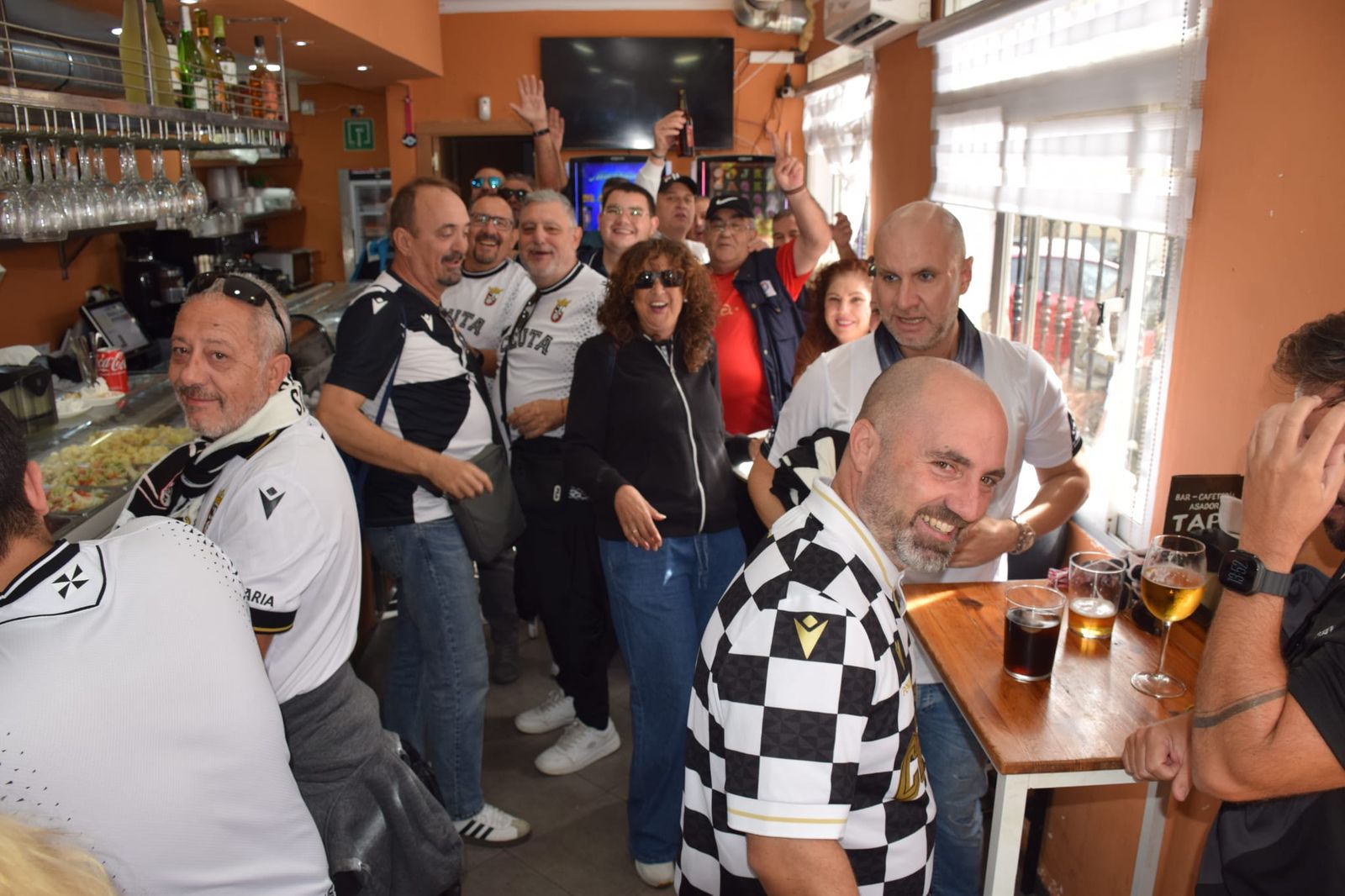 Las aficiones de Ceuta y Almería disfrutan del buen ambiente en la previa al partido