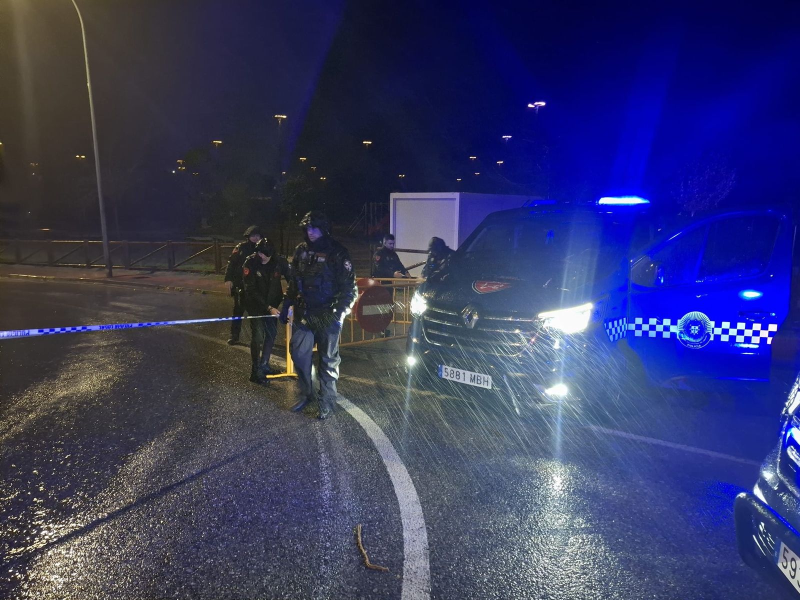 Efectivos de la Policía Local, concretamente de la Unidad de Intervención Rápida (UIR), procedieron a cerrar el paso y señalizar las áreas afectadas para evitar accidentes