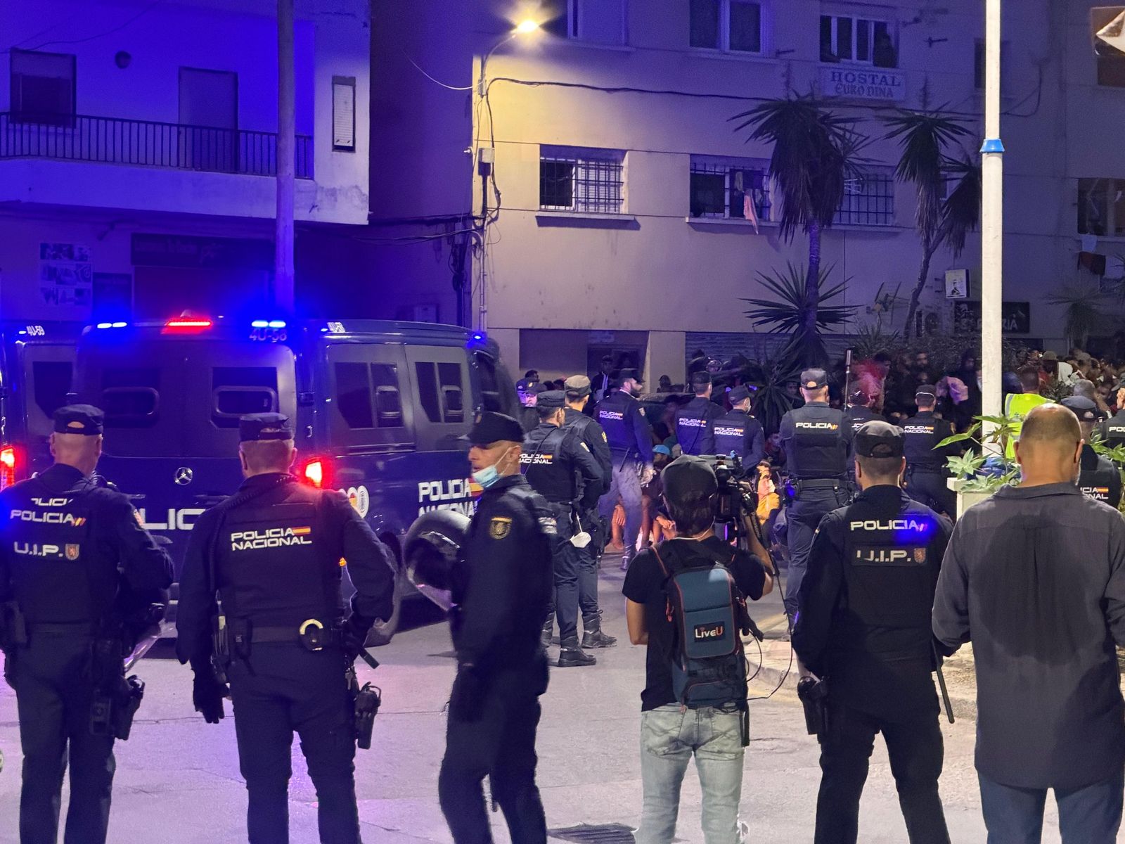 Tenso traslado  de más de  3.000 migrantes de las playas de Ceuta a un nuevo centro temporal