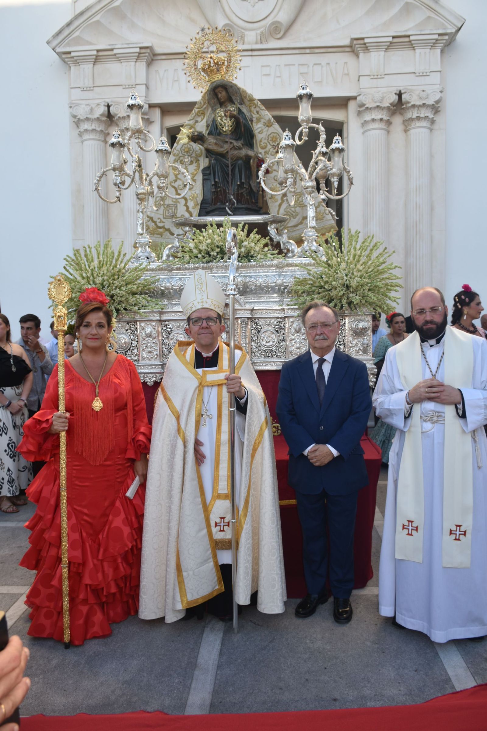 Los ceutíes vuelven a encontrarse con su Madre entre flores, esperanza y lágrimas contenidas