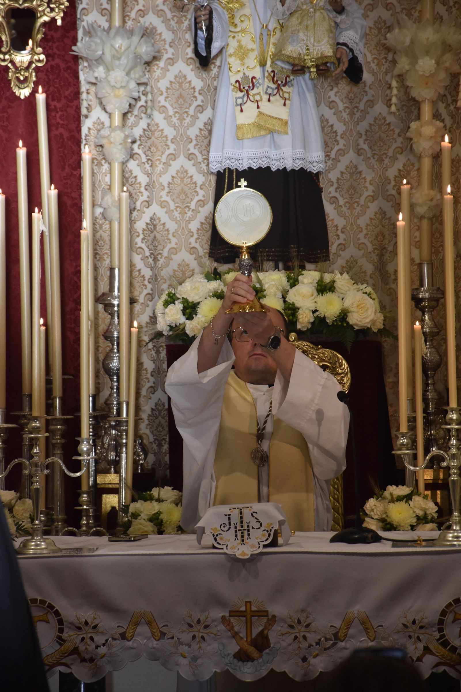San Antonio enciende la cuenta atrás de su festividad con el inicio del triduo y el alumbrado extraordinario