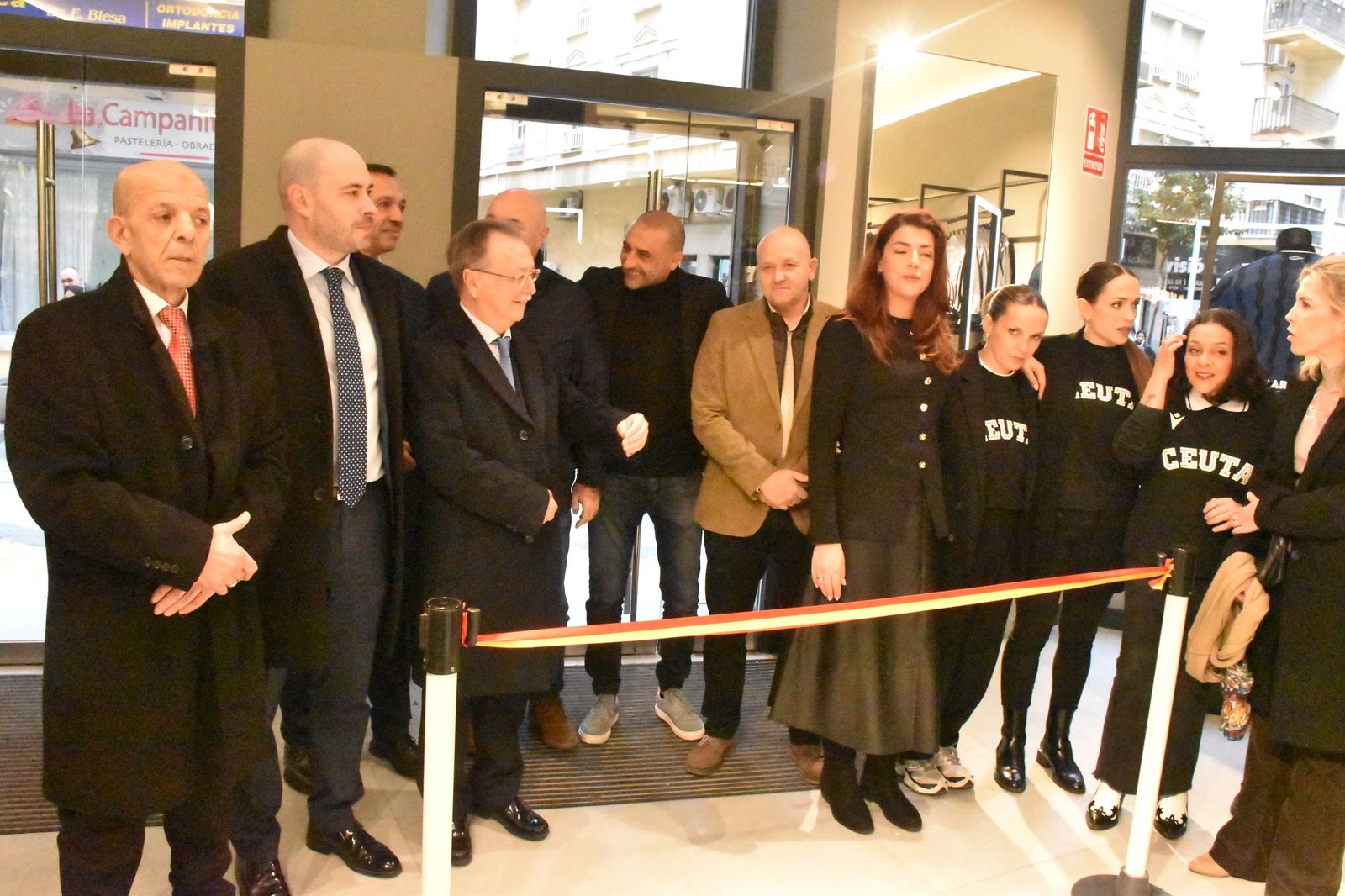 La AD Ceuta inaugura su nueva tienda con la presencia de Vivas y Luhay