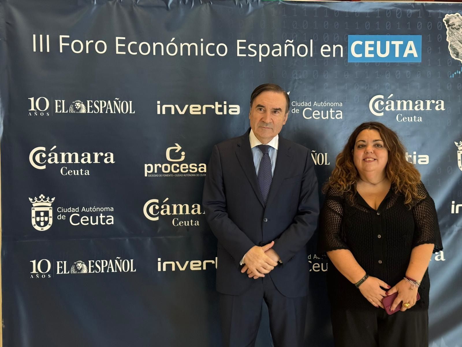 La delegada del Gobierno, Cristina Pérez, junto al periodista Pedro J. Ramírez