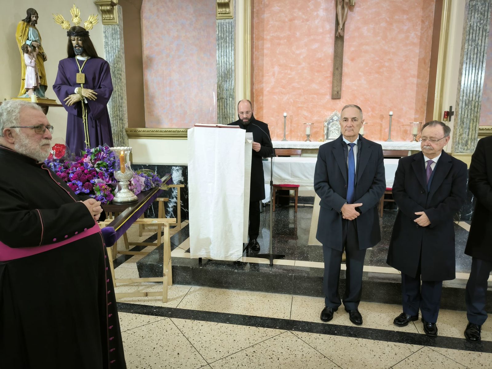 Comienza el traslado del Señor de Ceuta arropado por cientos de ceutíes