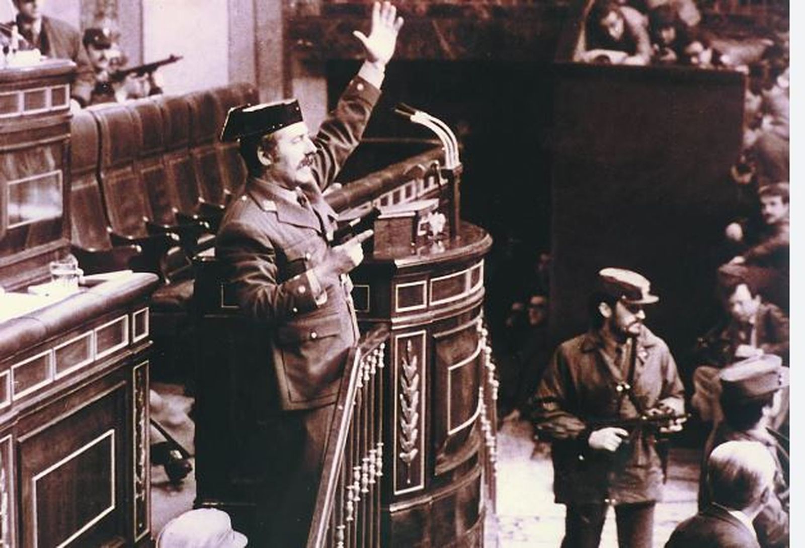 Antonio Tejero, en la tribuna de oradores del Congreso en 1981