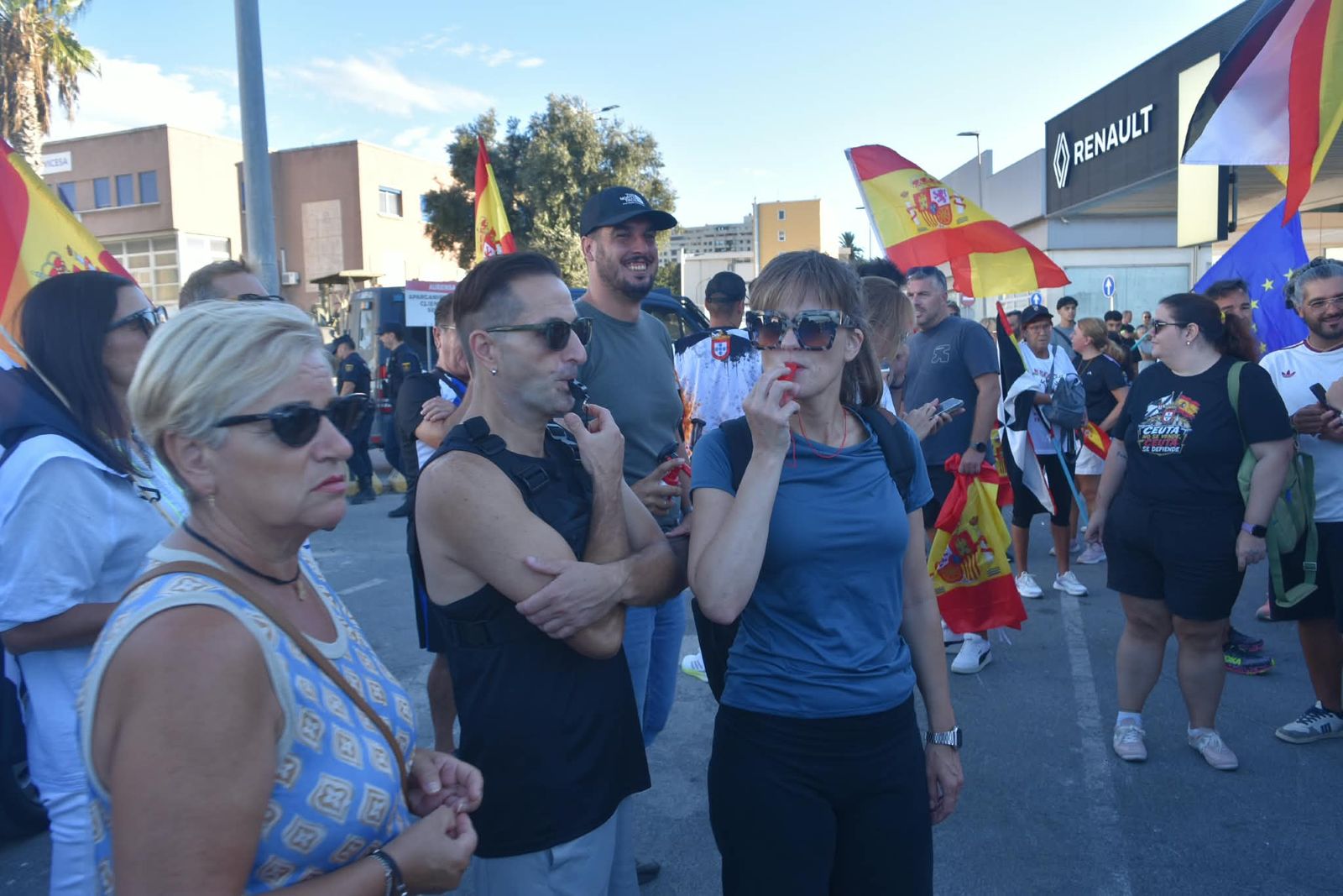 Los trabajadores del Puerto de Ceuta muestran su rechazo al asentamiento migrante