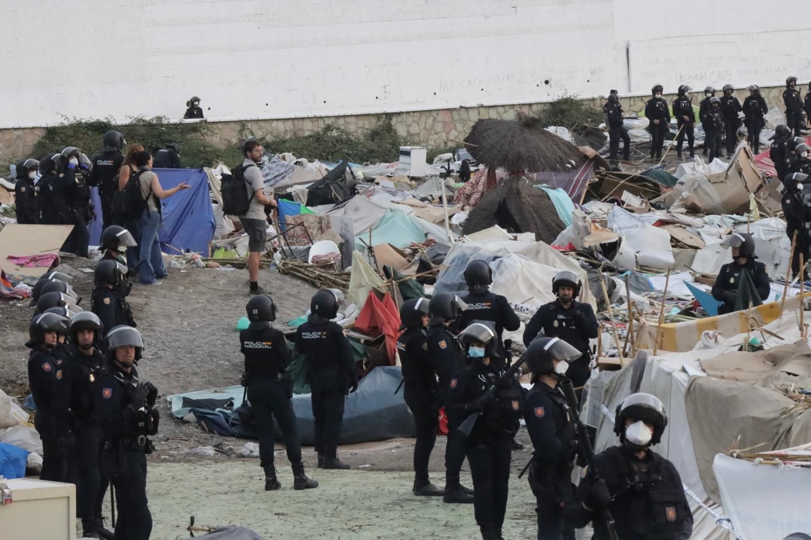 La Policía despliega 350 agentes para levantar los asentamientos junto a la desalinizadora