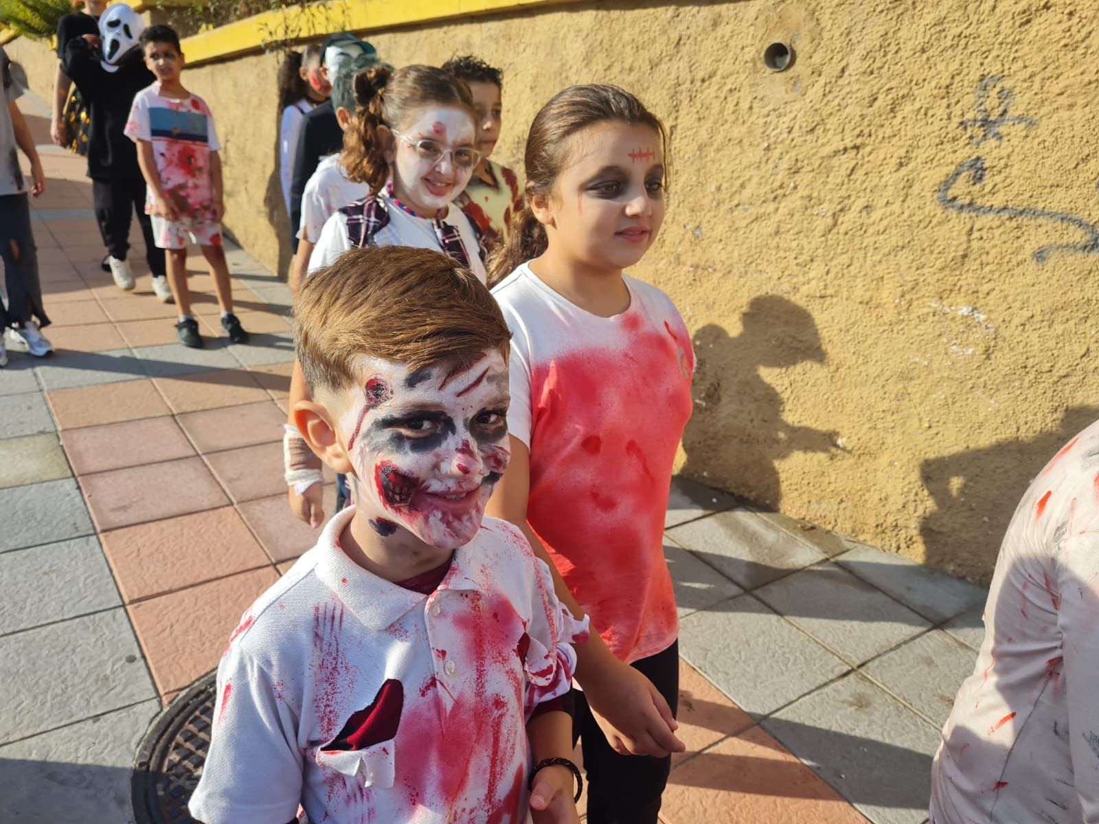 FOTOGALERÍA | El CEIP Rosalía de Castro lleva la magia de Halloween a las calles de la barriada con un pasacalles