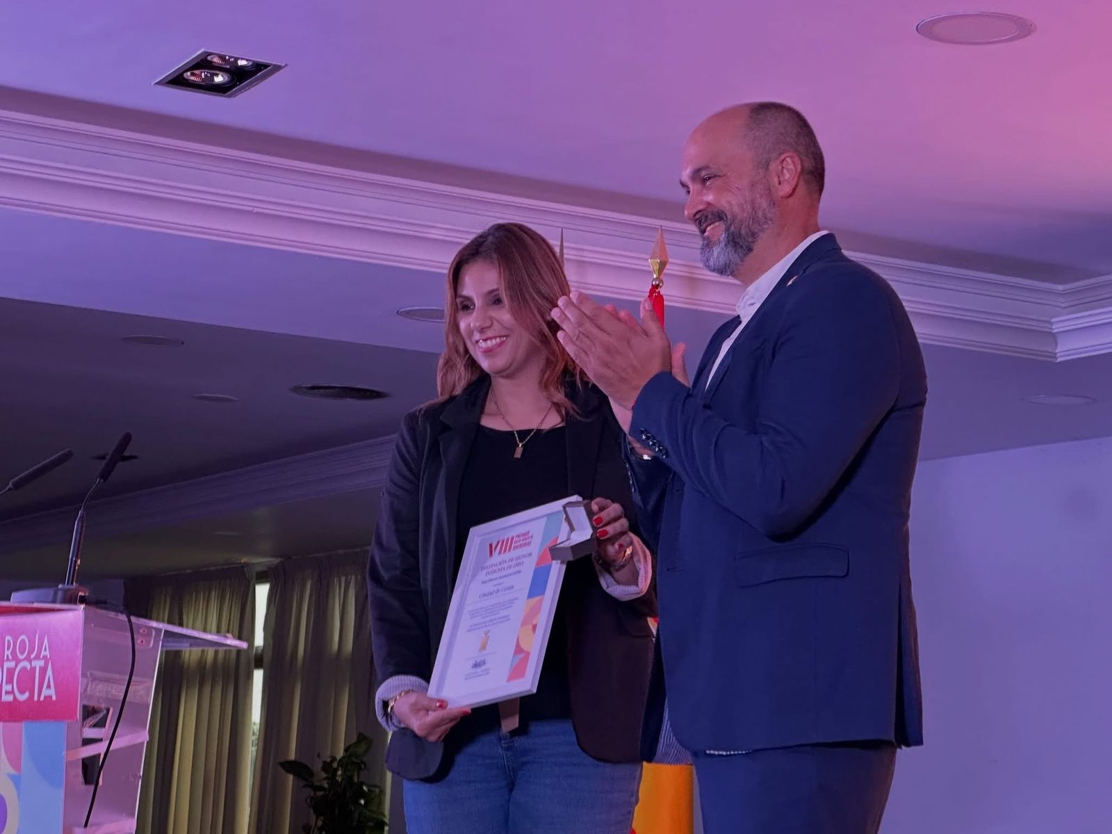 Nabila Benzina recoge la Insignia de Oro de los Premios Roja Directa en nombre de la Ciudad Autónoma