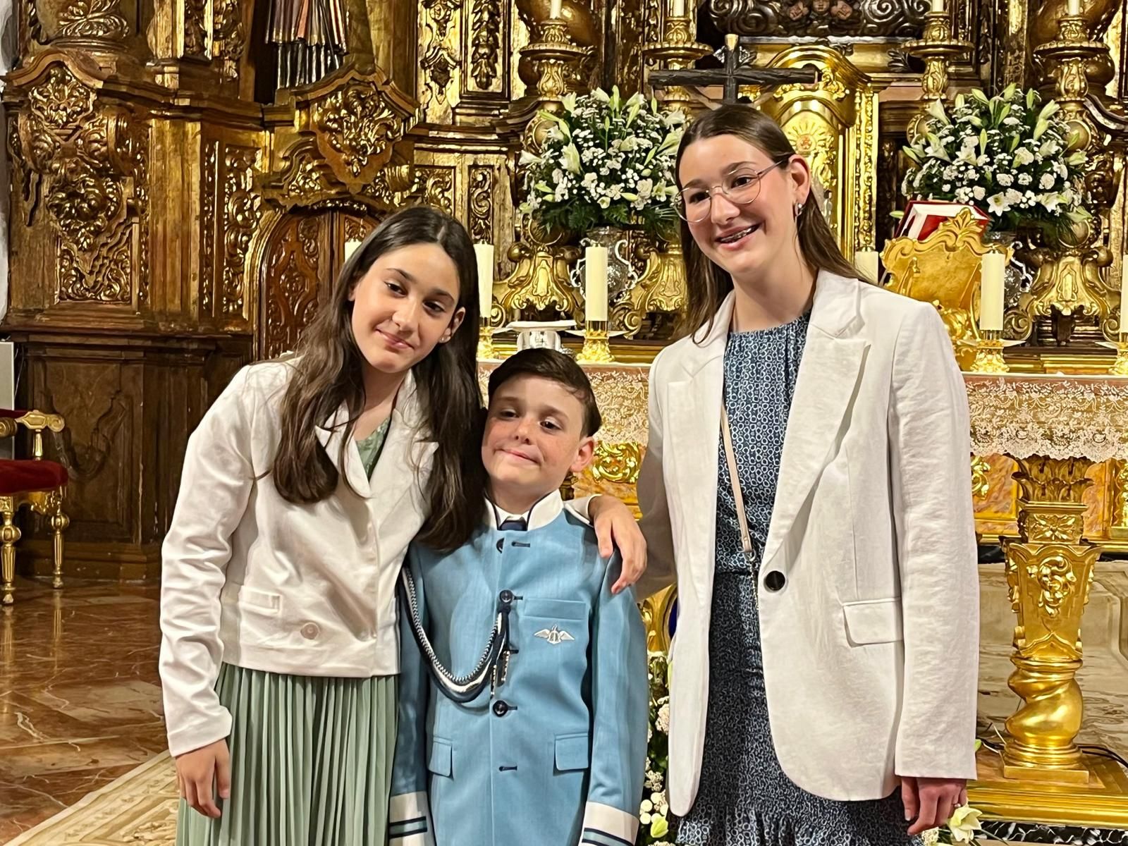 El vicario oficia comuniones en el Santuario de la Virgen de África