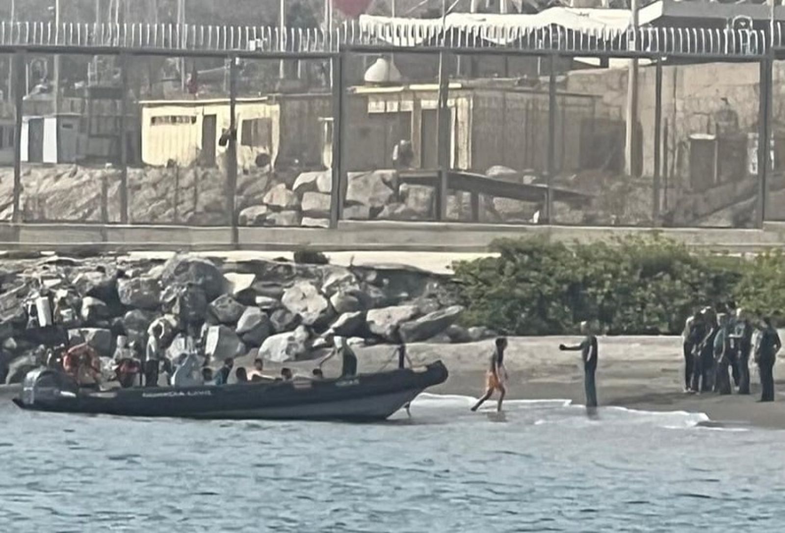 Lancha de la Guardia Civil en la que rescataron del mar a varias personas migrantes este lunes. / FOTO S.D.