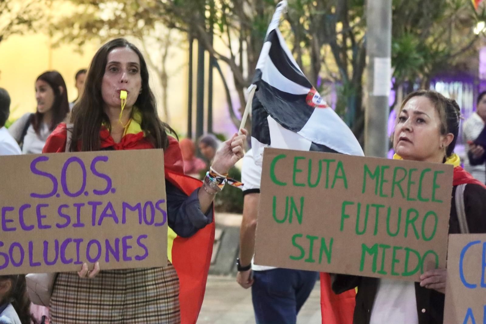 Ceuta no se rinde: Unos 200 ciudadanos vuelven a alzar la voz contra el Gobierno por la invasión