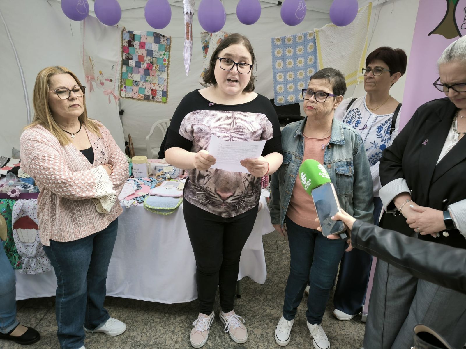 Una miembro de la Asociación de Fibromialgia de Ceuta, Silvia Blanco, lee el manifiesto por el Día Mundial