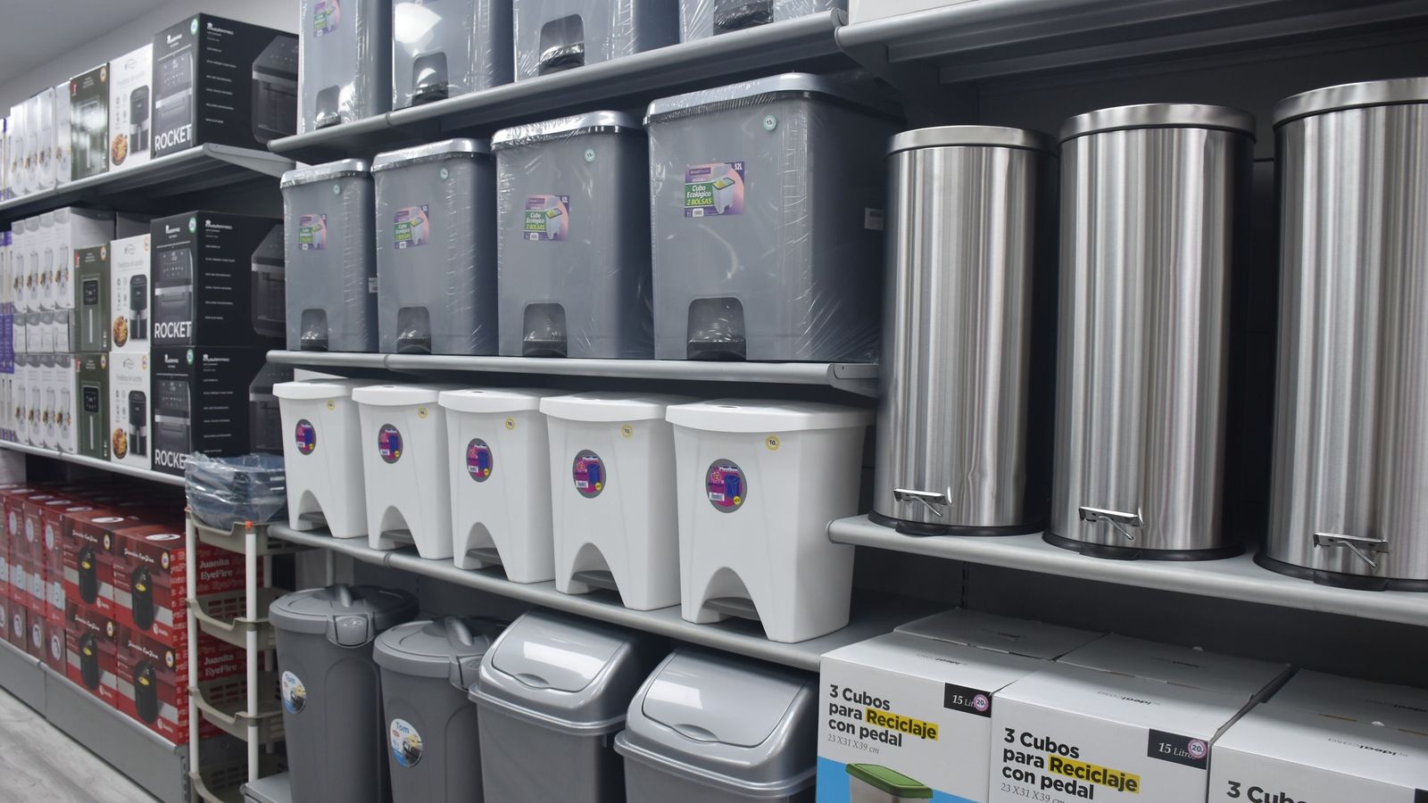 Inauguración de la nueva tienda de MGI en la avenida del Puerto de Ceuta