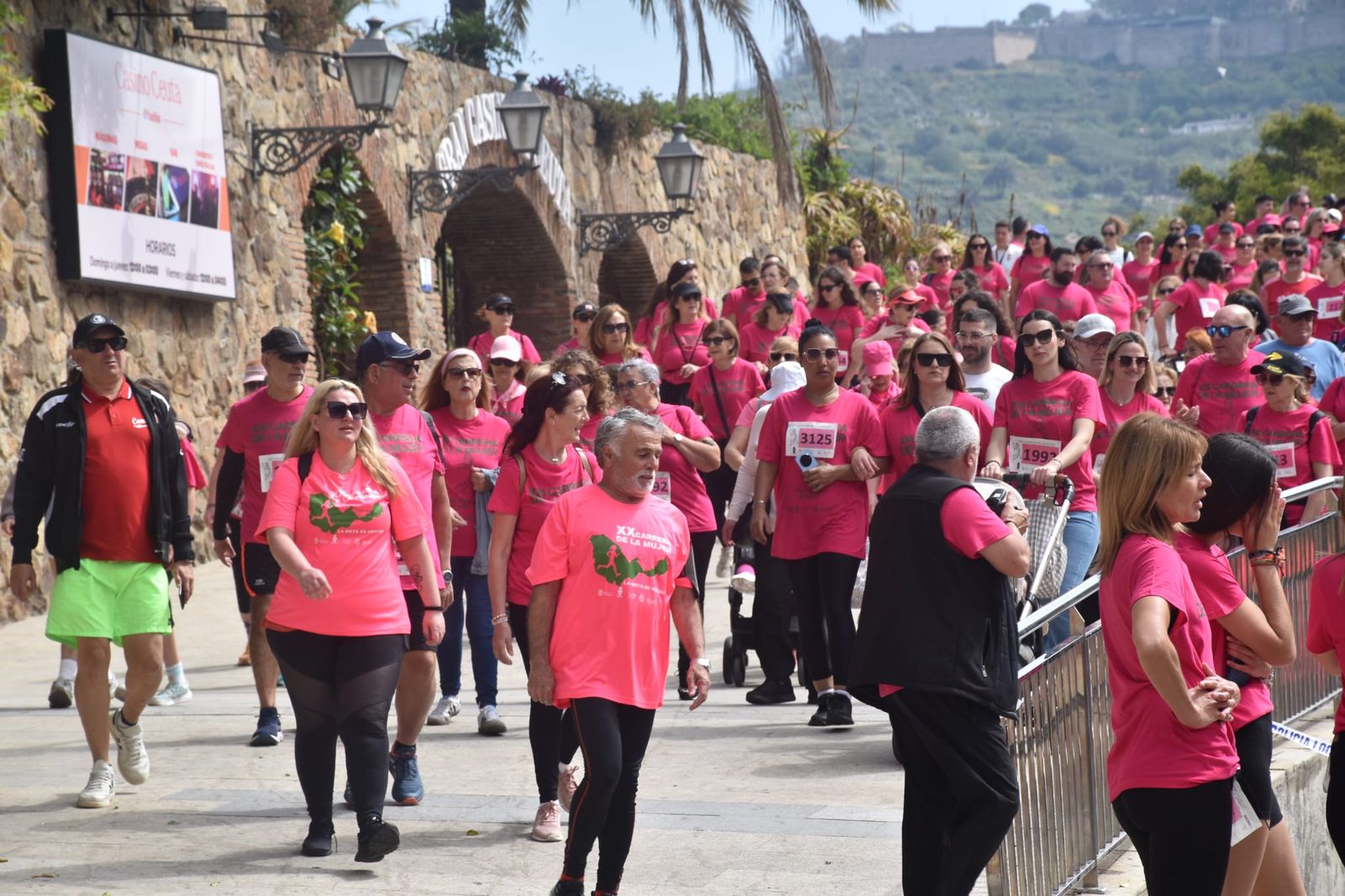 Ceuta se viste de rosa para abrazarse a la vida