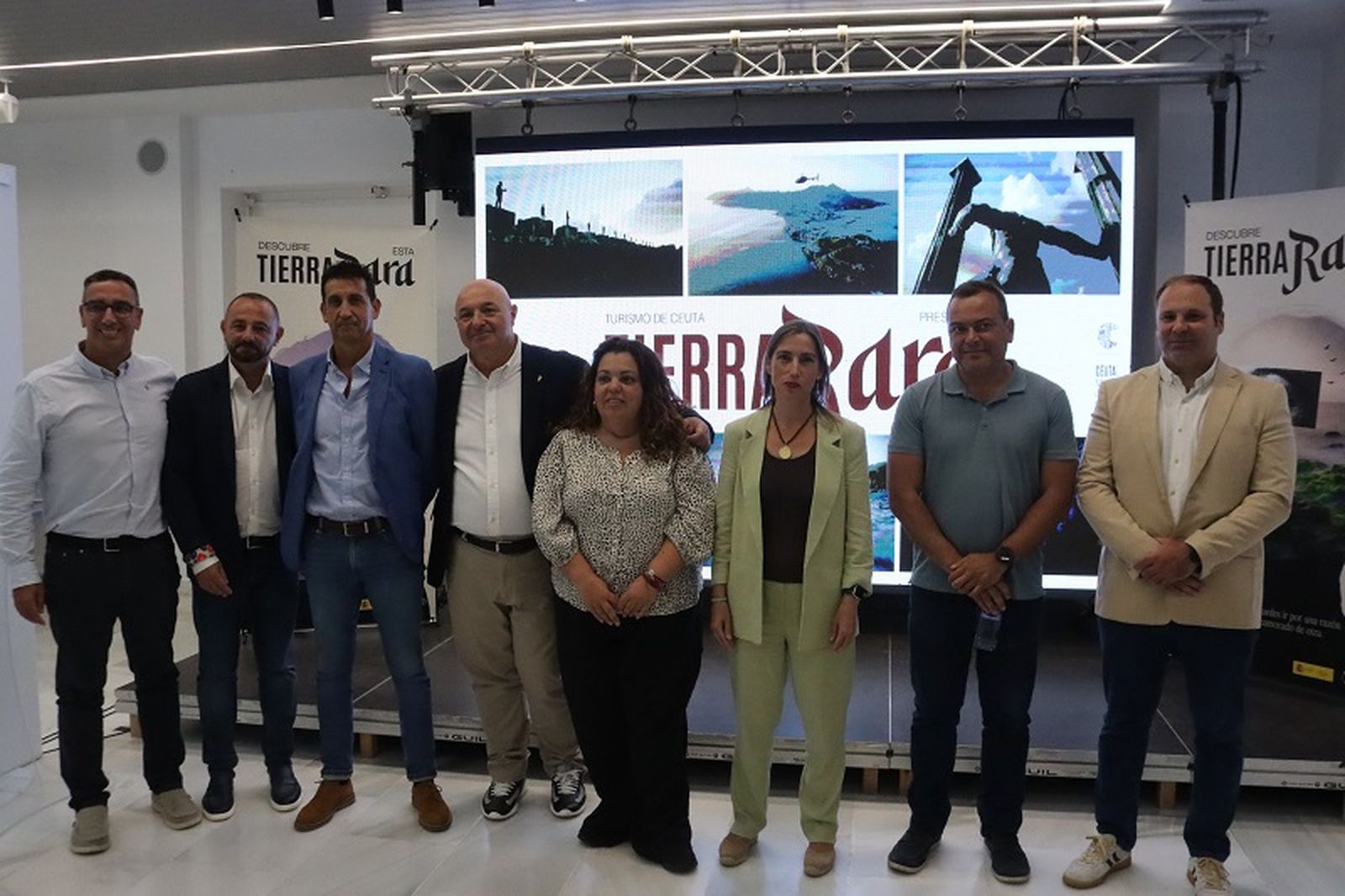 Autoridades de Ceuta posando delante de la pantalla donde se pudo ver el vídeo de promoción./ FOTO REDUAN