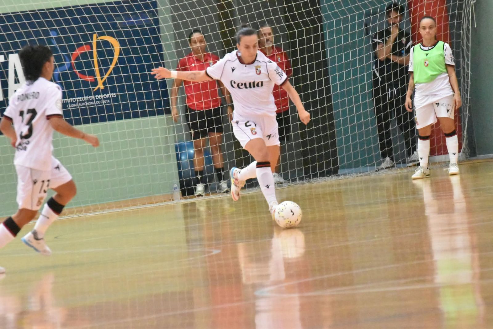 El Ceuta femenino deja escapar una merecida victoria en su debut en casa