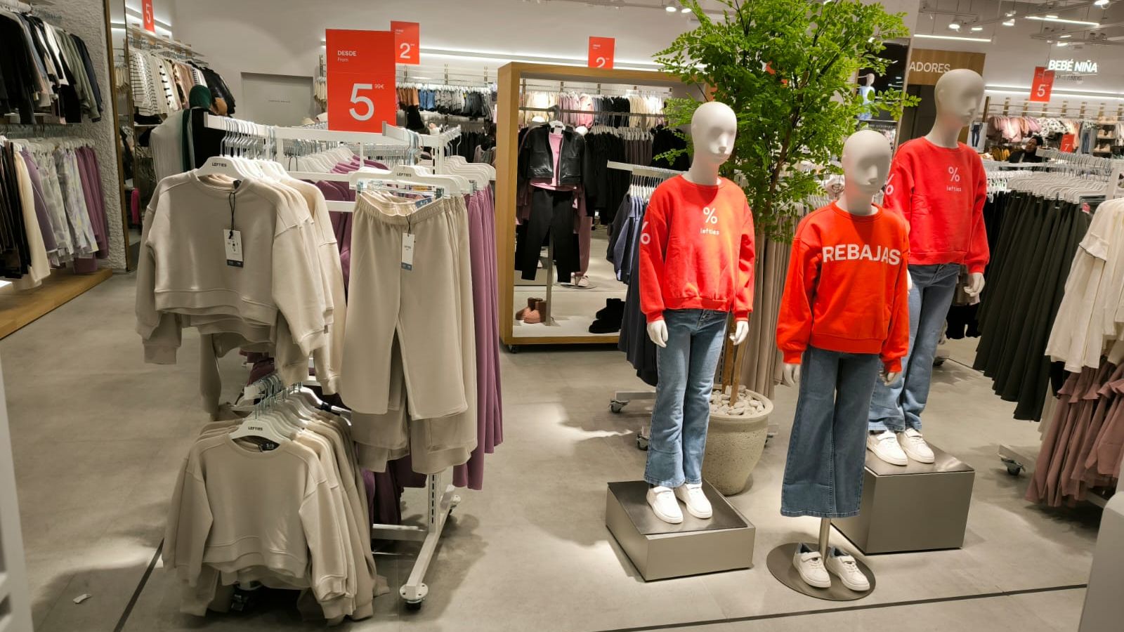 Las rebajas toman Parques de Ceuta en una intensa jornada tras Reyes