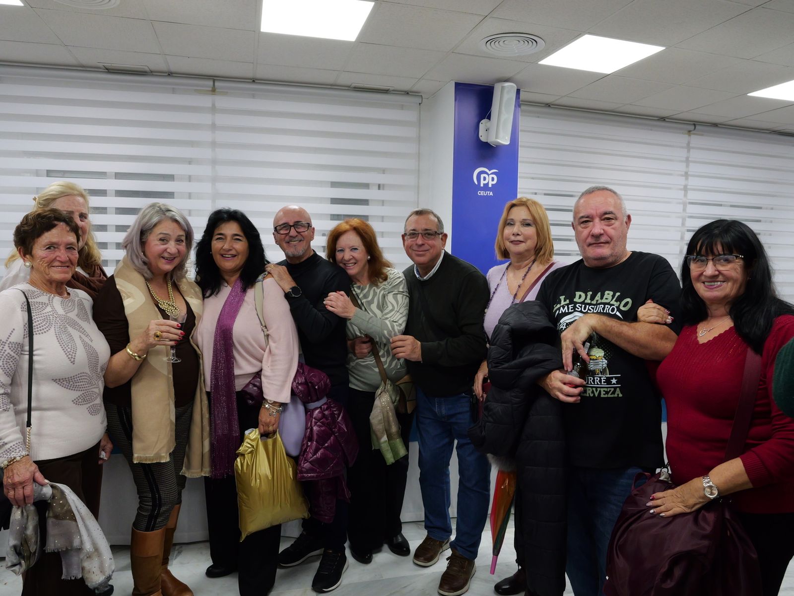 Vivas sugiere un relevo futuro y reivindica su gestión en la copa navideña del PP