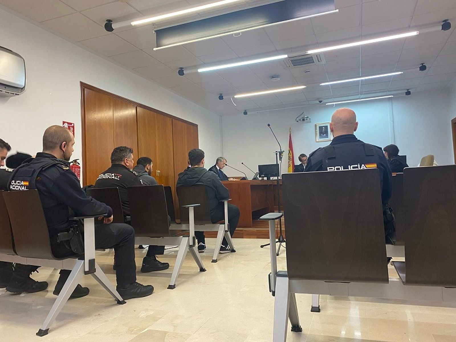 os acusados, en la bancada de la primera fila escoltados por varios policías. / FOTO S.C.