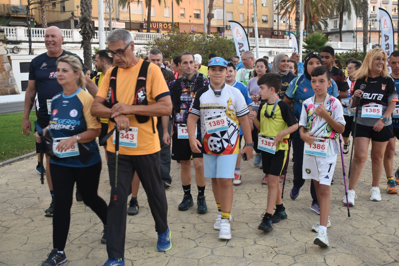 Decenas de senderistas llenan de luz y deporte la XVIII Marcha Nocturna Familiar de Ceuta