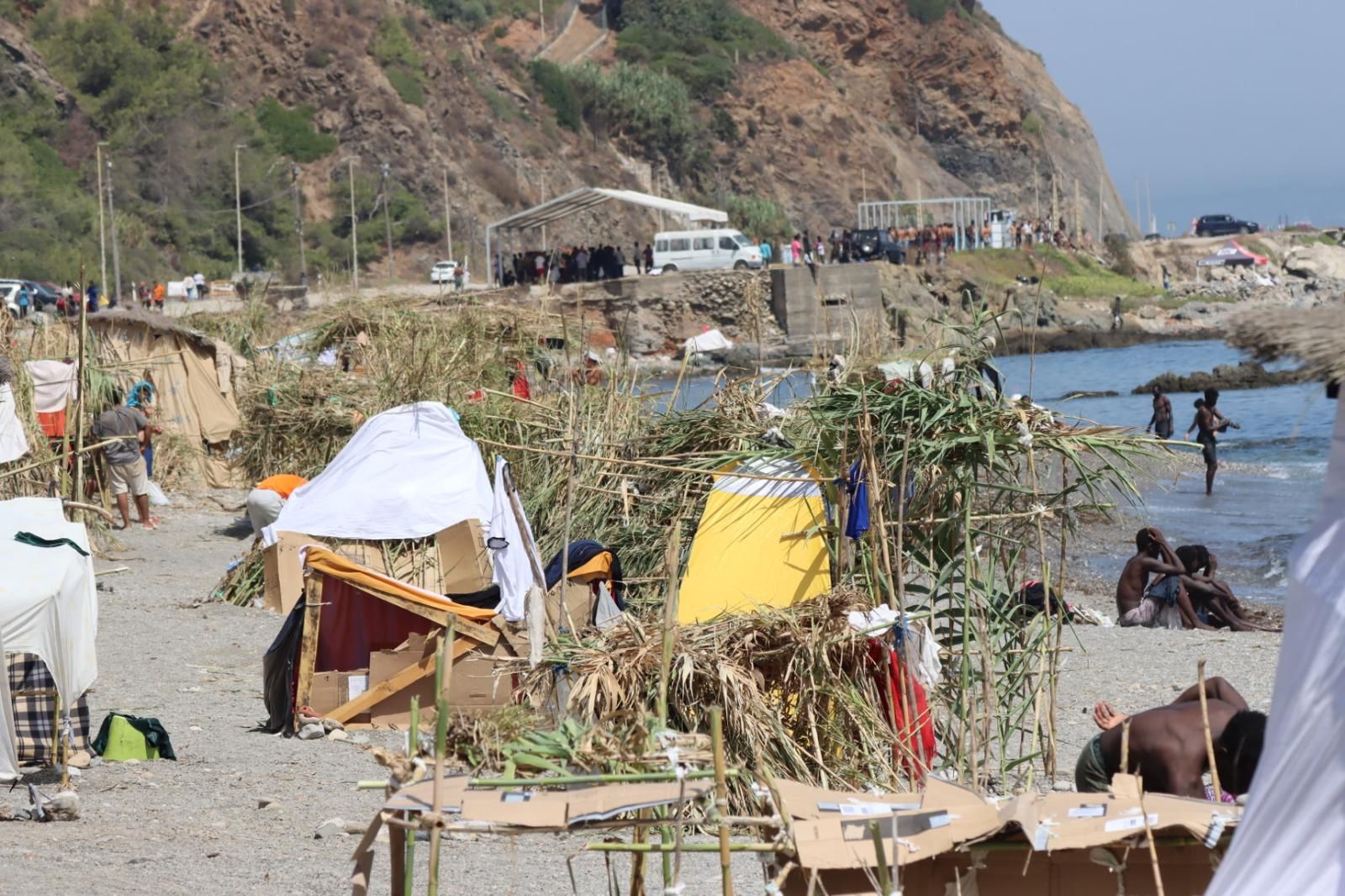 La Playa del Trampolín se llena de chozas como refugio de los migrantes