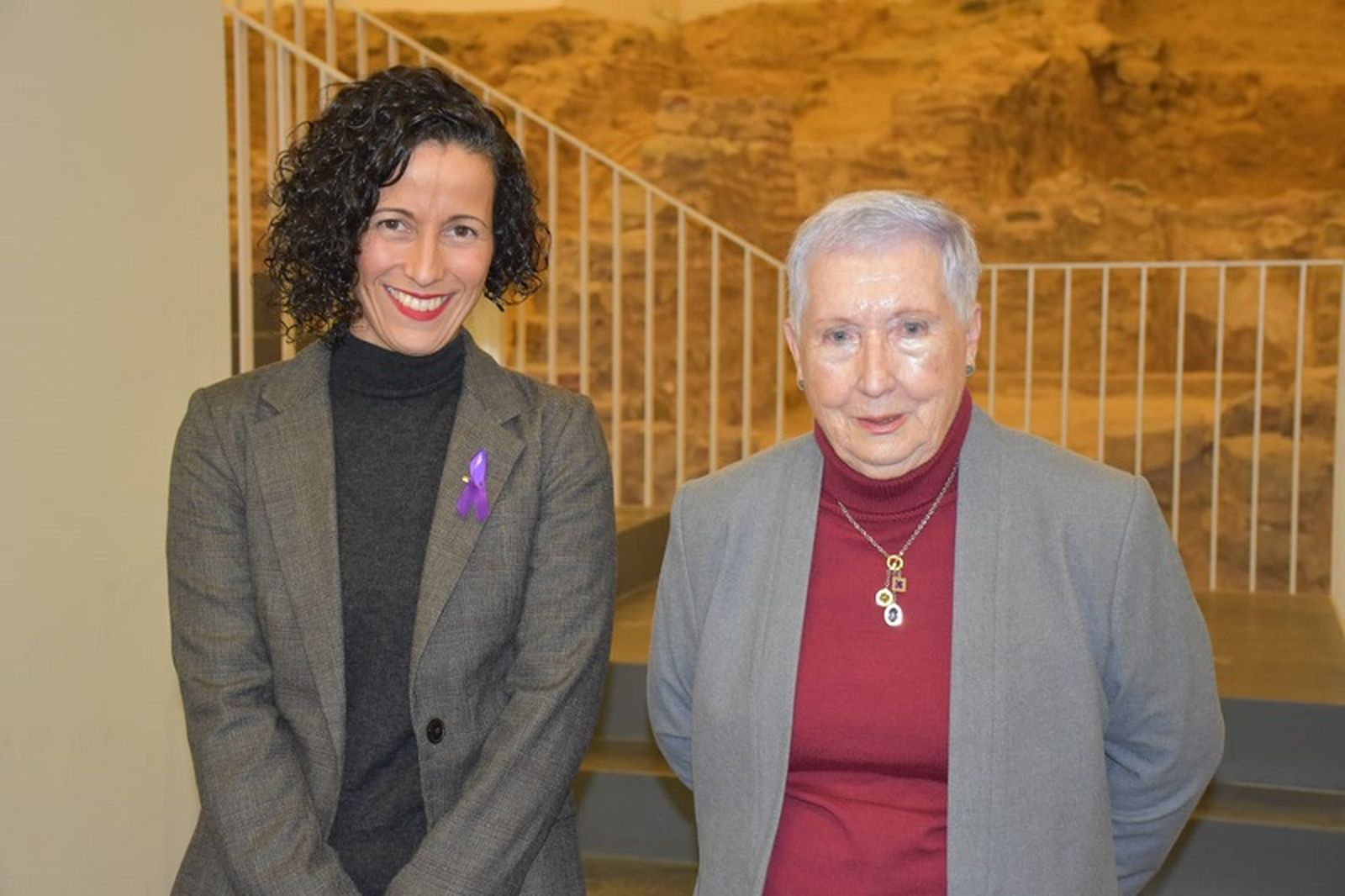 La directora de la prisión de Ceuta, Nonia Velázquez, junto a la presidenta de Mujeres Progresistas, María Sánchez Miaja. / FOTO NICOL´S