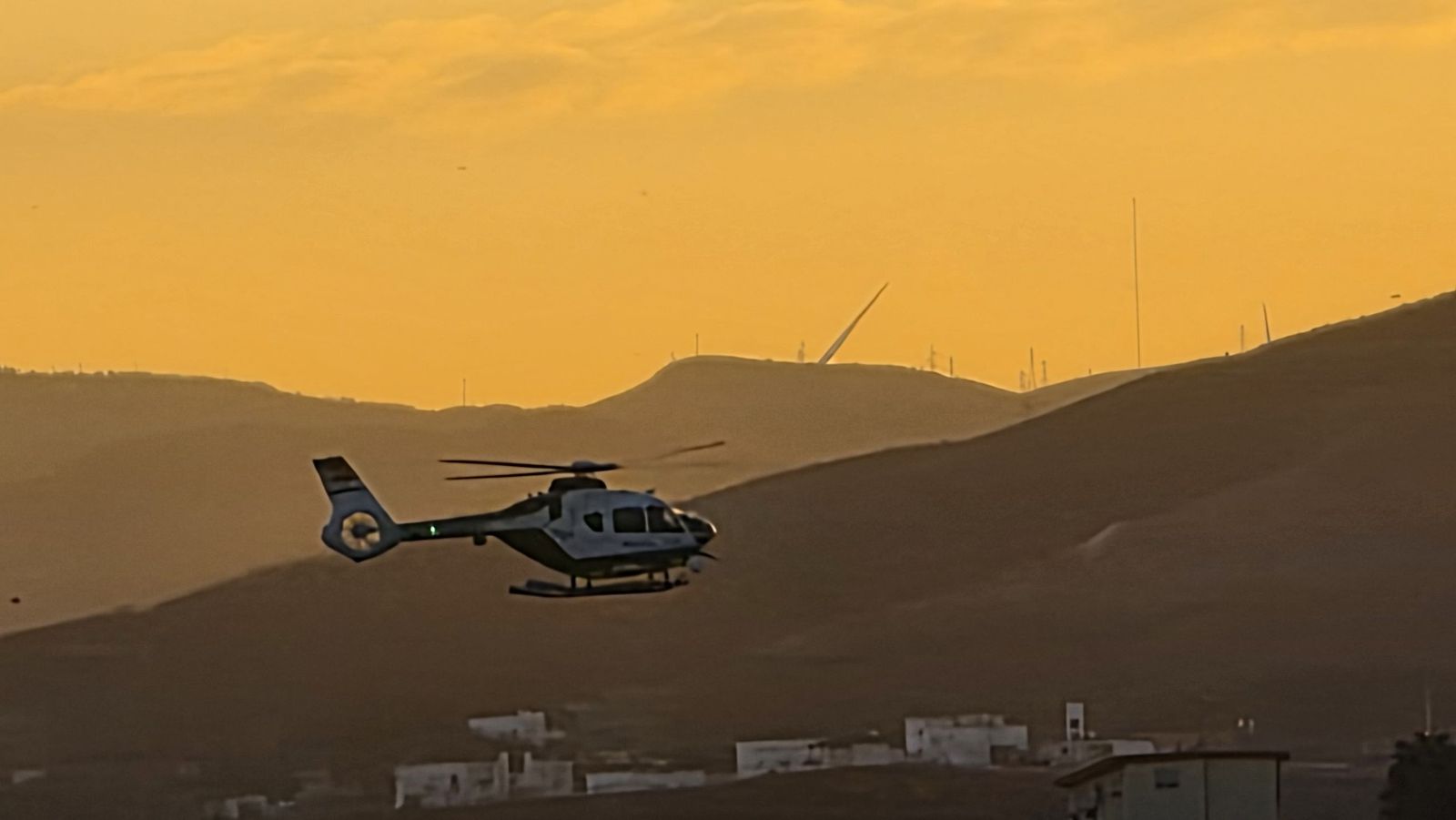 Helicóptero de la Guardia Civil este lunes interviniendo en el Chorrillo
