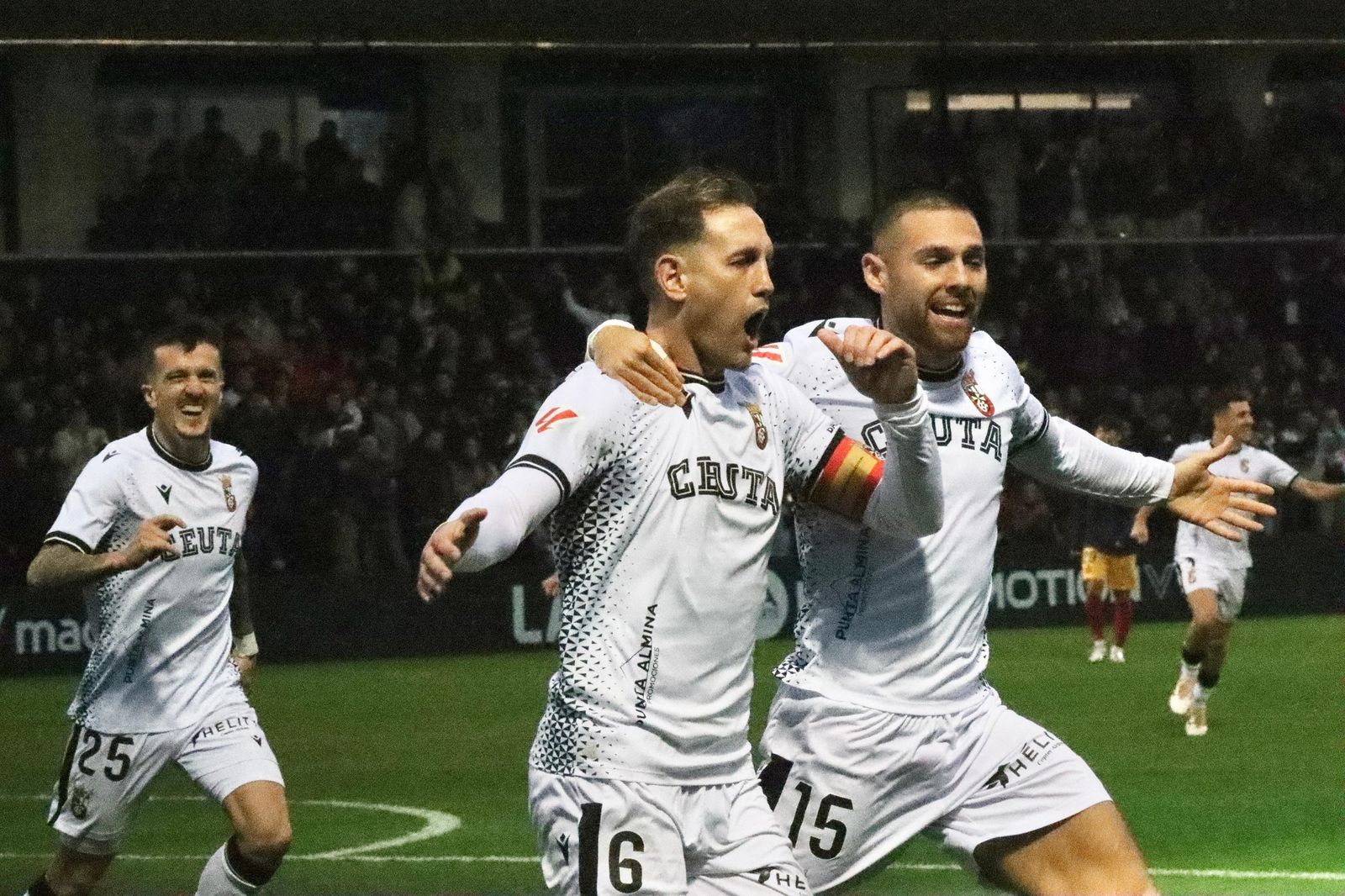 Carlos Hernández festeja el segundo gol.