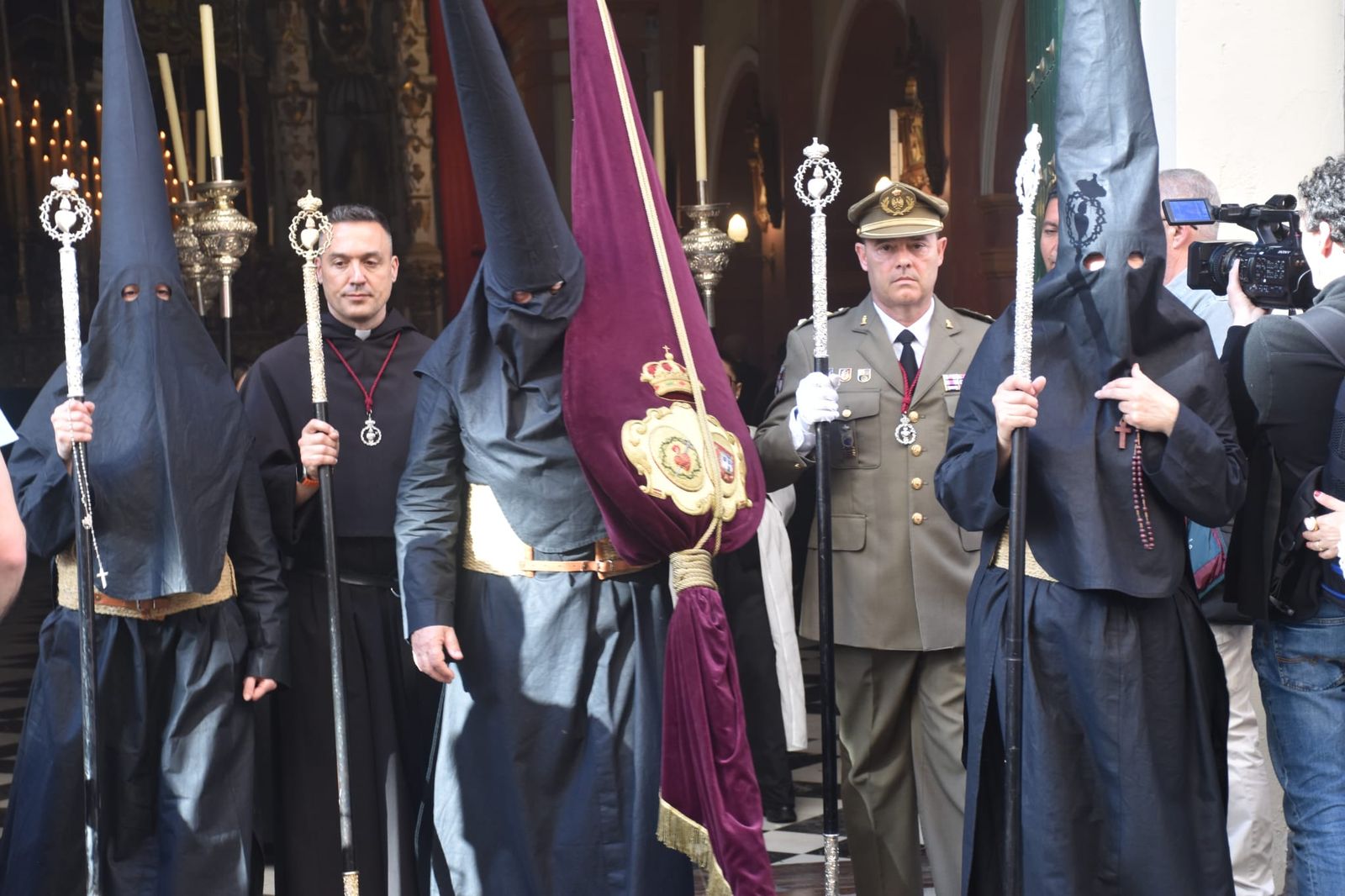 Saetas y emoción a raudales para la salida de la Buena Muerte