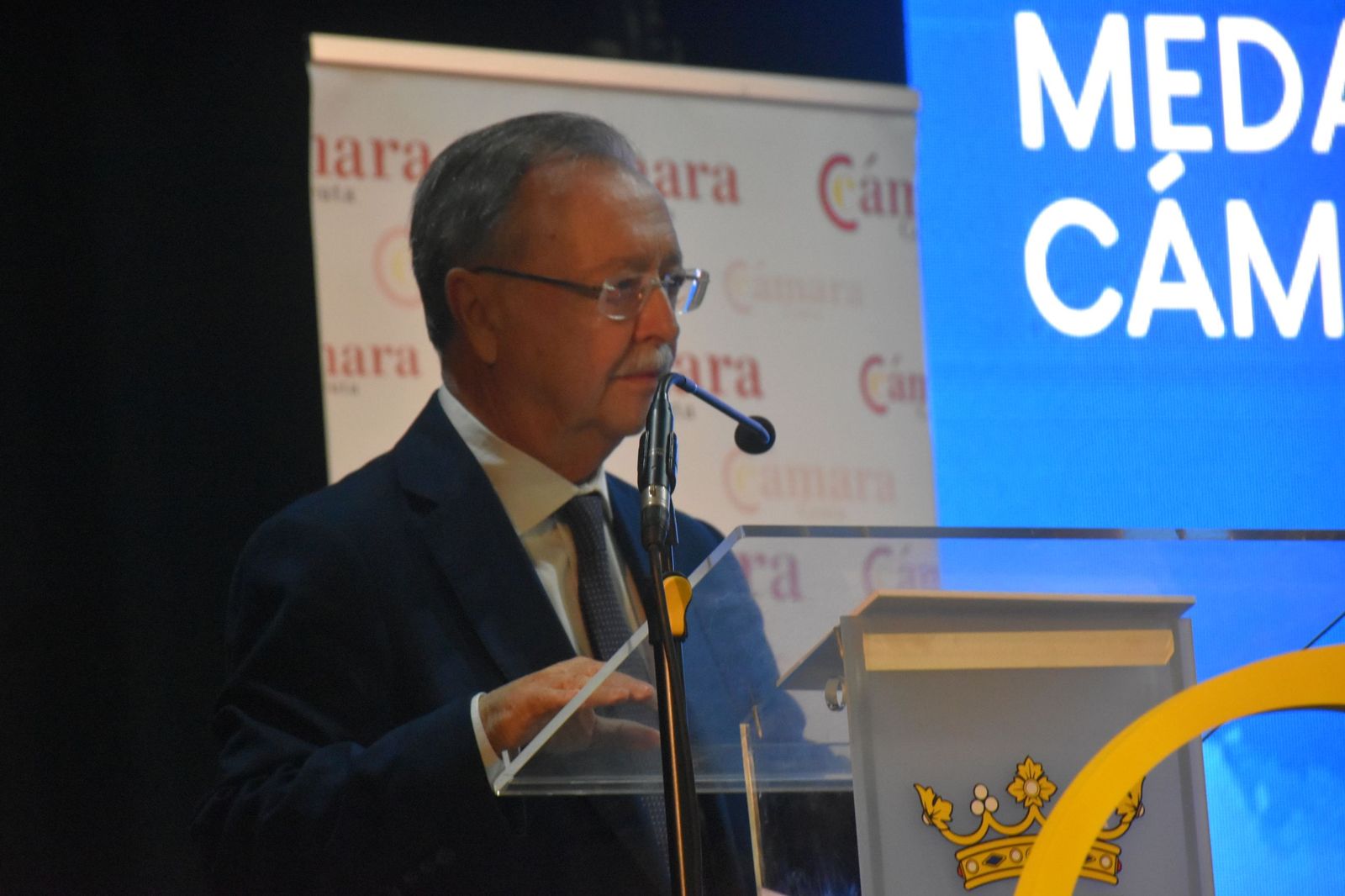Luhay Hamido recibe la Medalla de Oro de la Cámara por su compromiso con el deporte ceutí