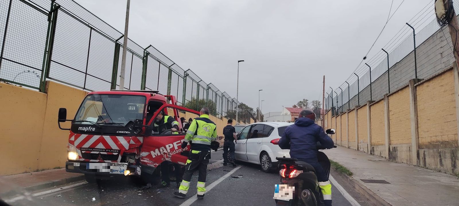 Aparatoso choque frontal entre un turismo y una grúa en Loma Larga se salda sin heridos graves