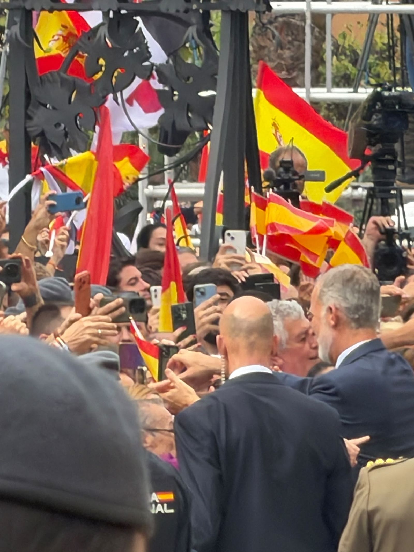 Álbum de una jornada histórica: Felipe y Letizia, con los ceutíes