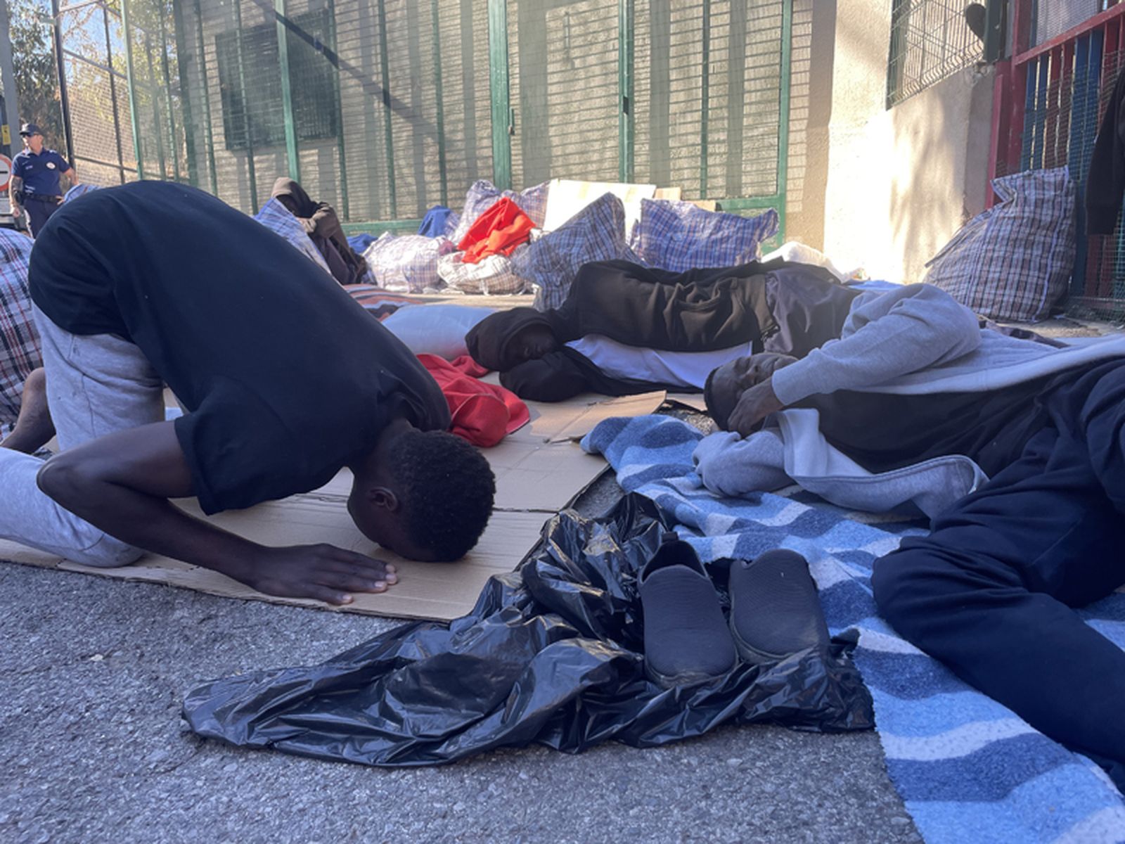 Un chico a las puertas del CETI, donde permanece a la espera de que le permitan entrar. / FOTO REDUAN